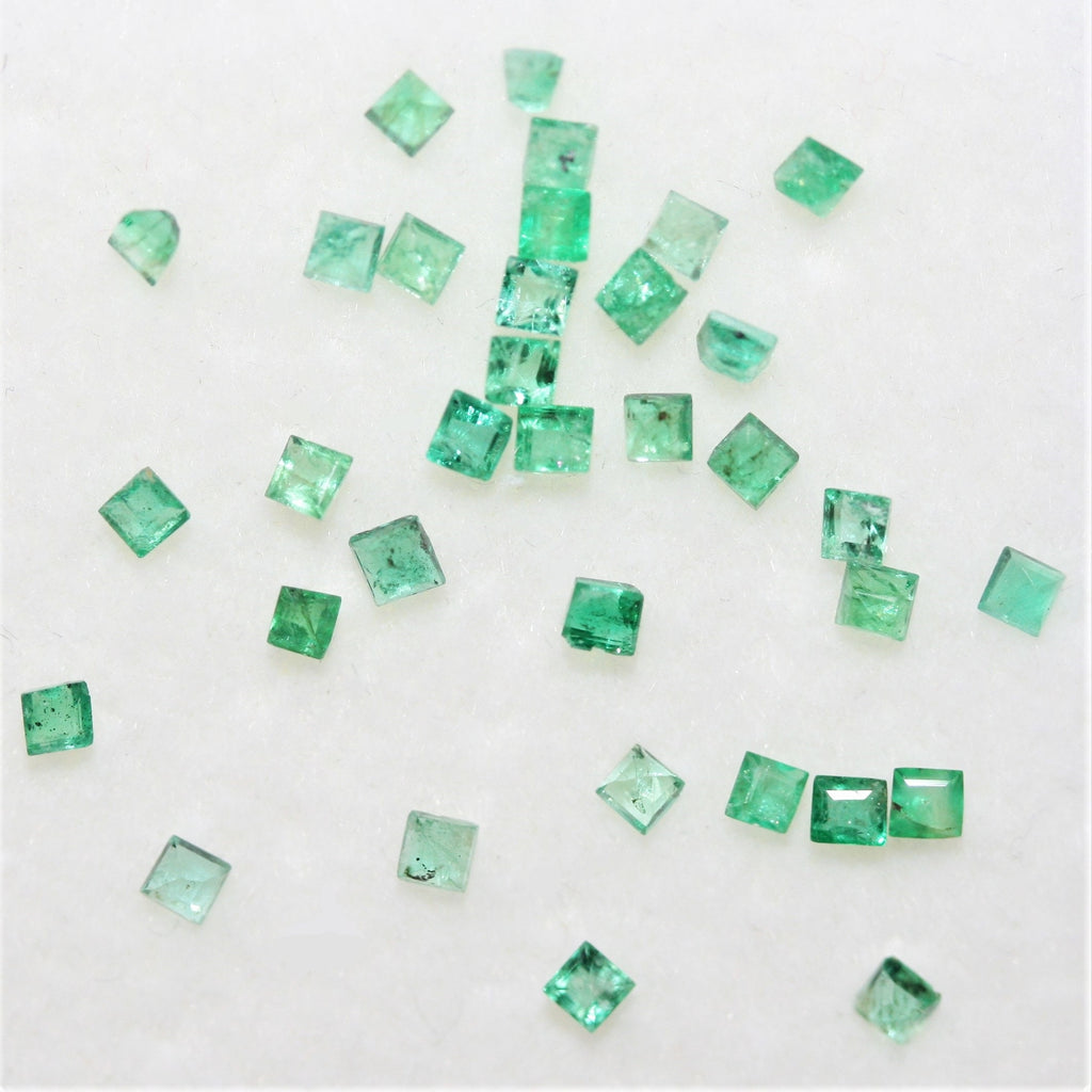 Lot d'émeraudes carrées à facettes de 1,7 mm - 1 carat