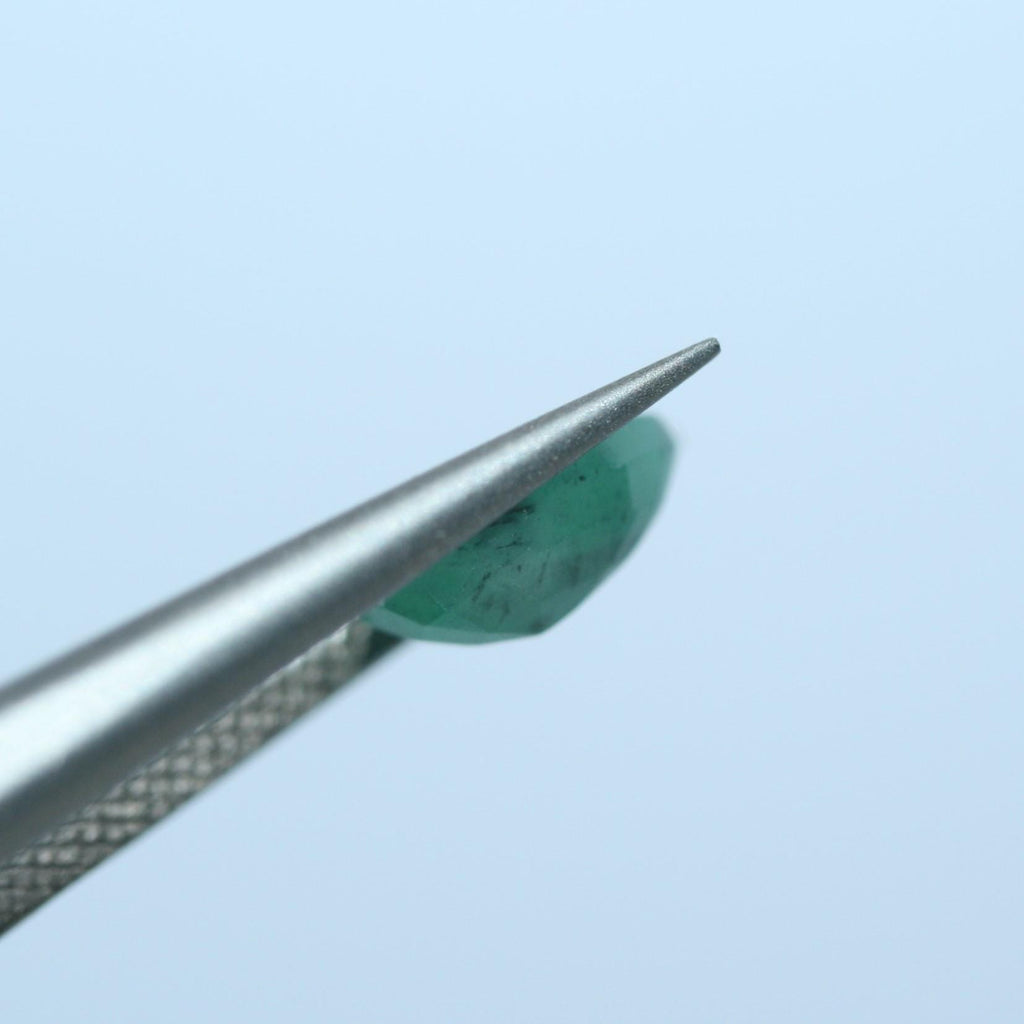 Lot de 8 gouttes d'émeraude à facettes 7x5mm.