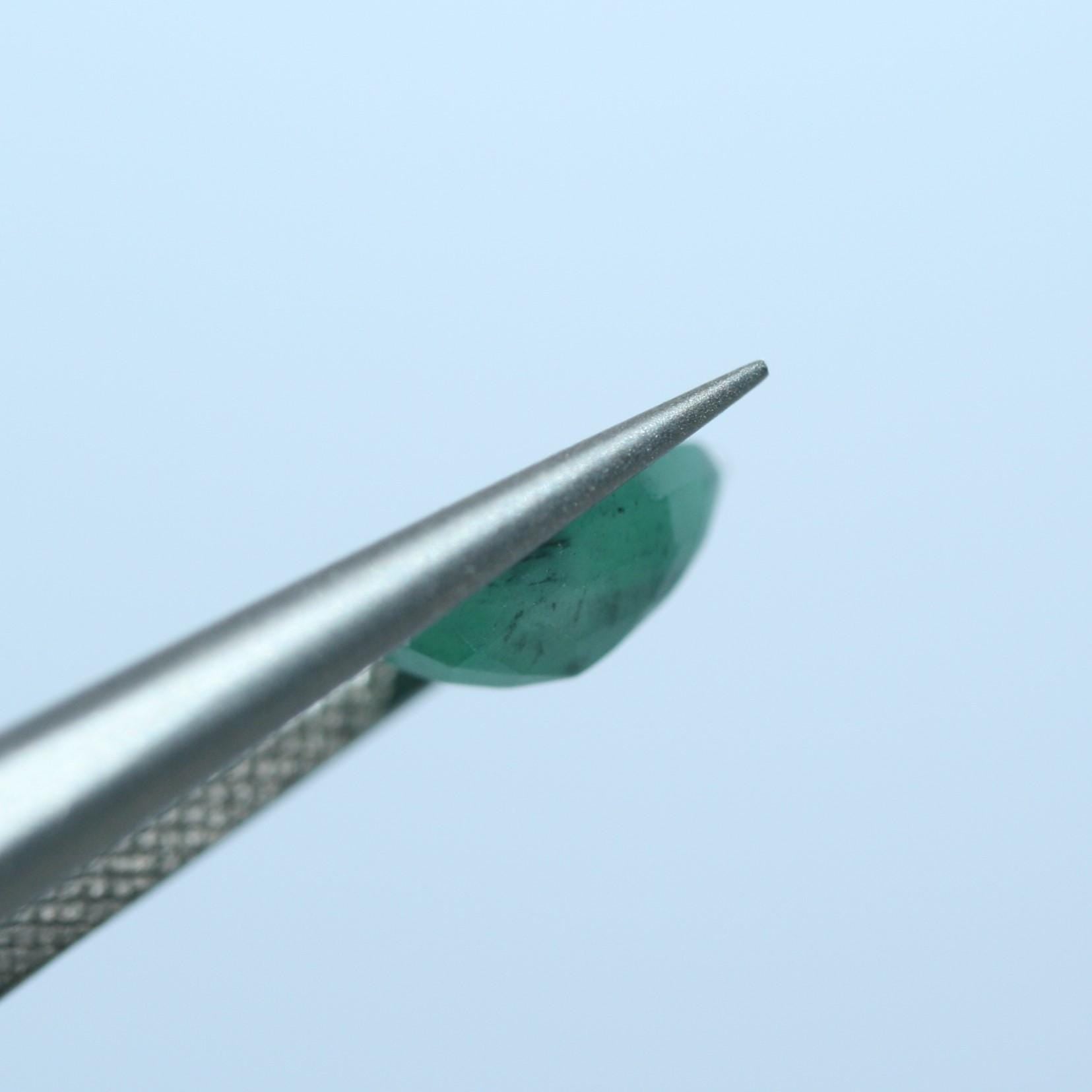 Lot de 8 gouttes d'émeraude à facettes 7x5mm.