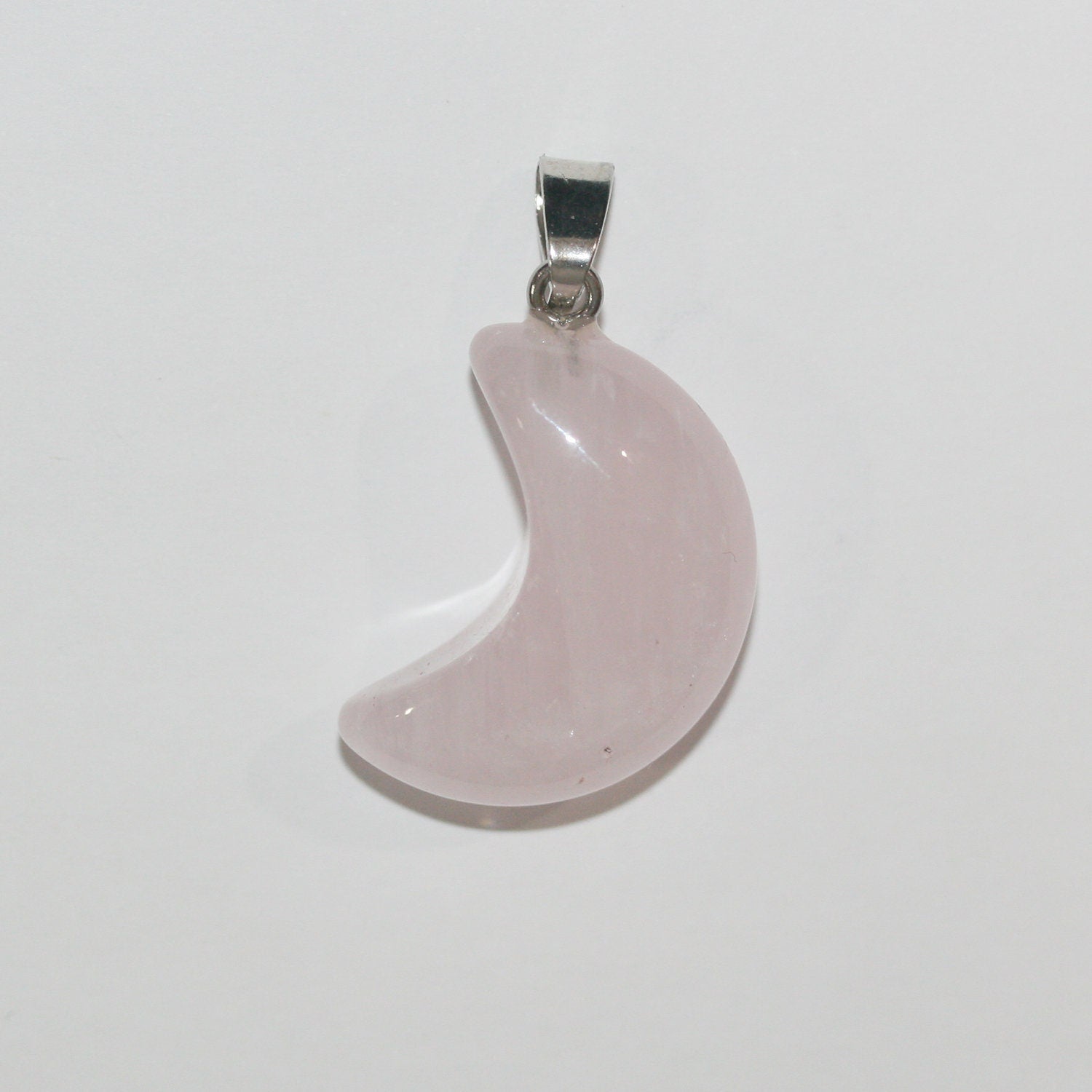 Pendentif Lune en Quartz Rose 25x18mm.