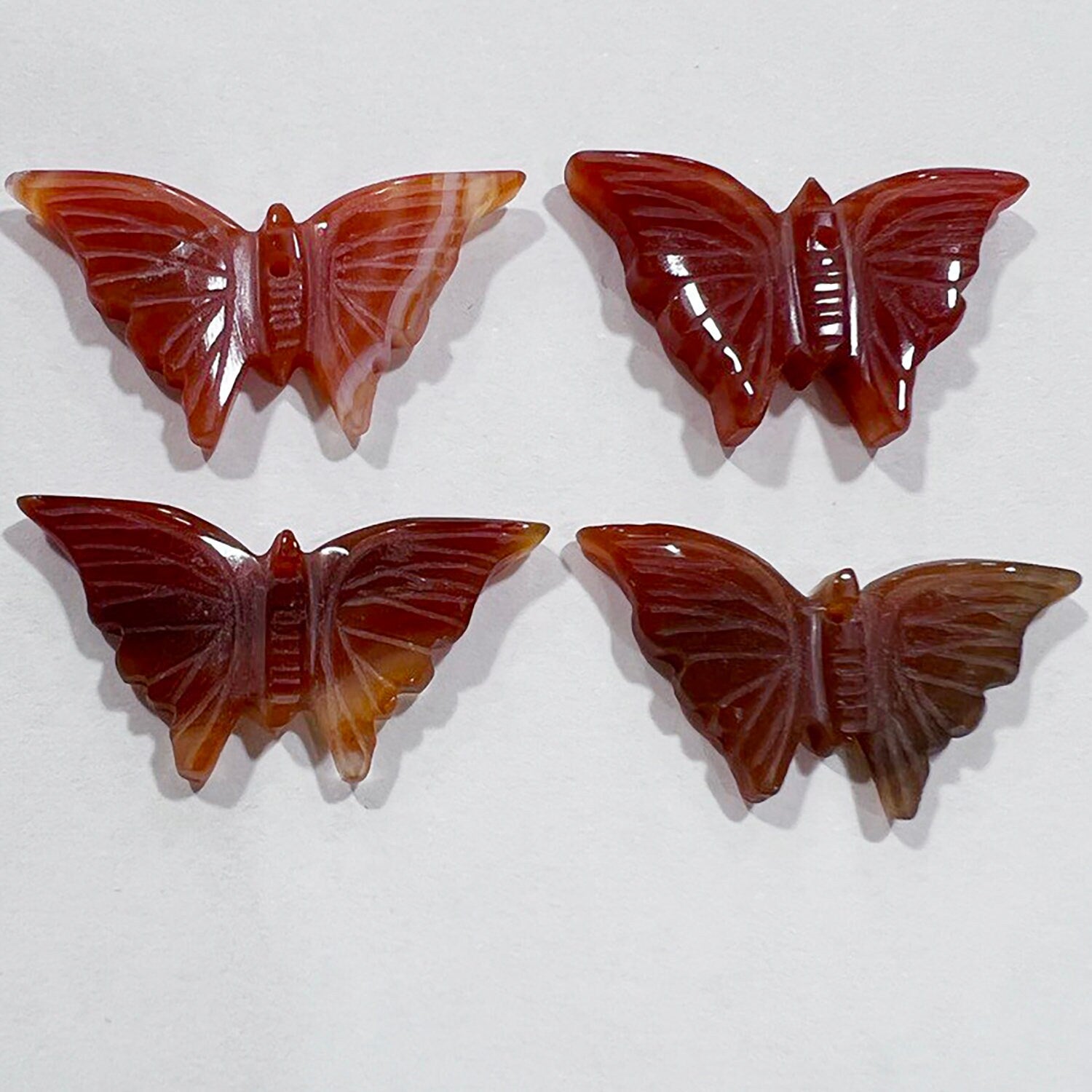 Pendentif papillon sculpté en agate orange, 16 x 26 mm environ (1 pièce).