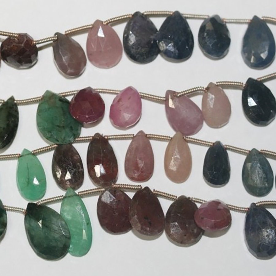 Perles en forme de goutte facettées en rubis, saphir et émeraude de 8 pouces (environ 14 x 9 mm) - Longueur du fil : 20 cm.