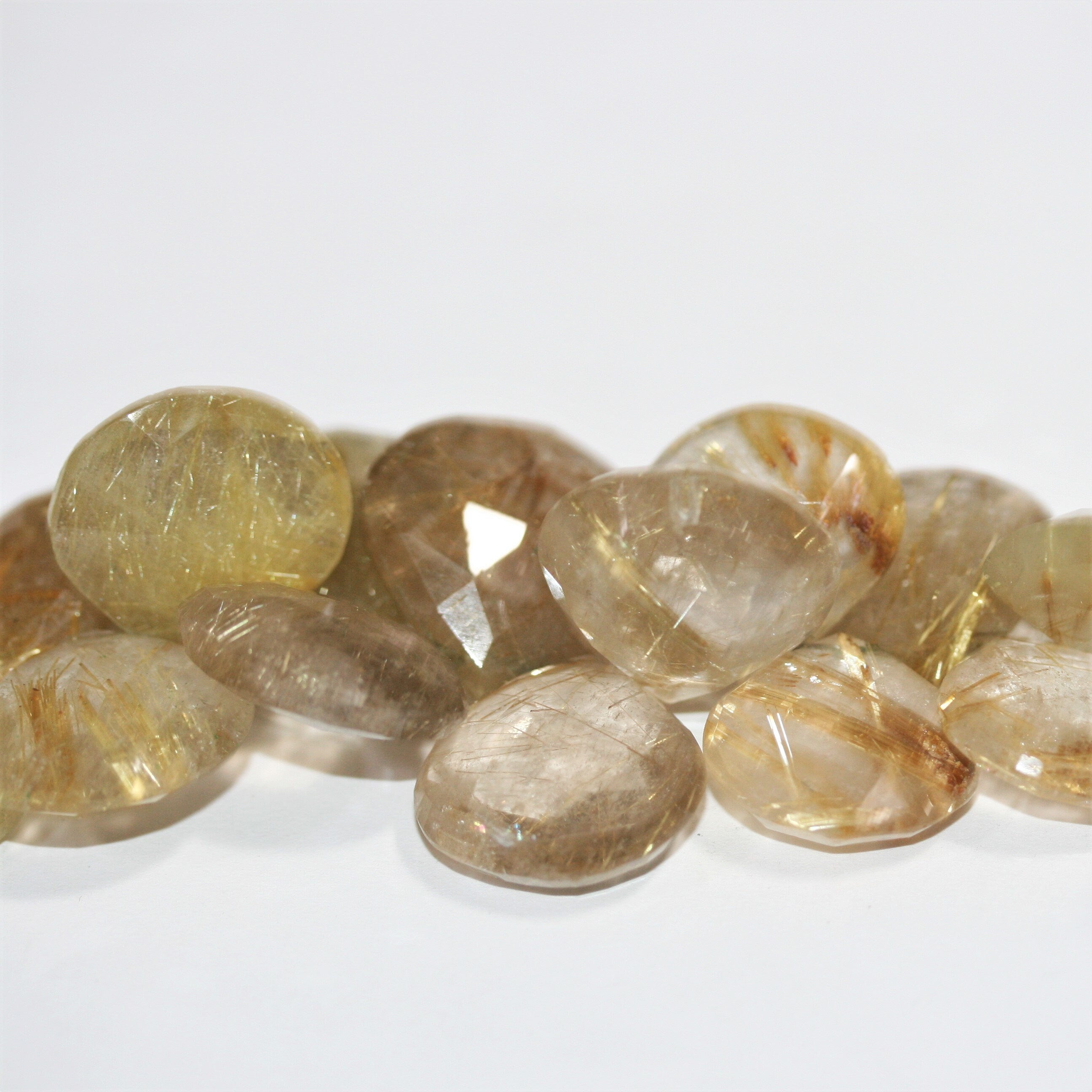 Perles en quartz rutile St de 8 pouces, à facettes graduées de 15 à 20 mm. Longueur du fil : environ 21 cm.