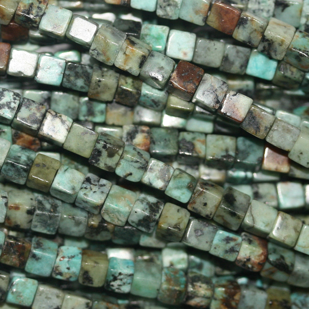 Perles cubiques lisses en turquoise africaine de 40 cm (16 pouces), 4 mm, rang de 40 cm (16 pouces).