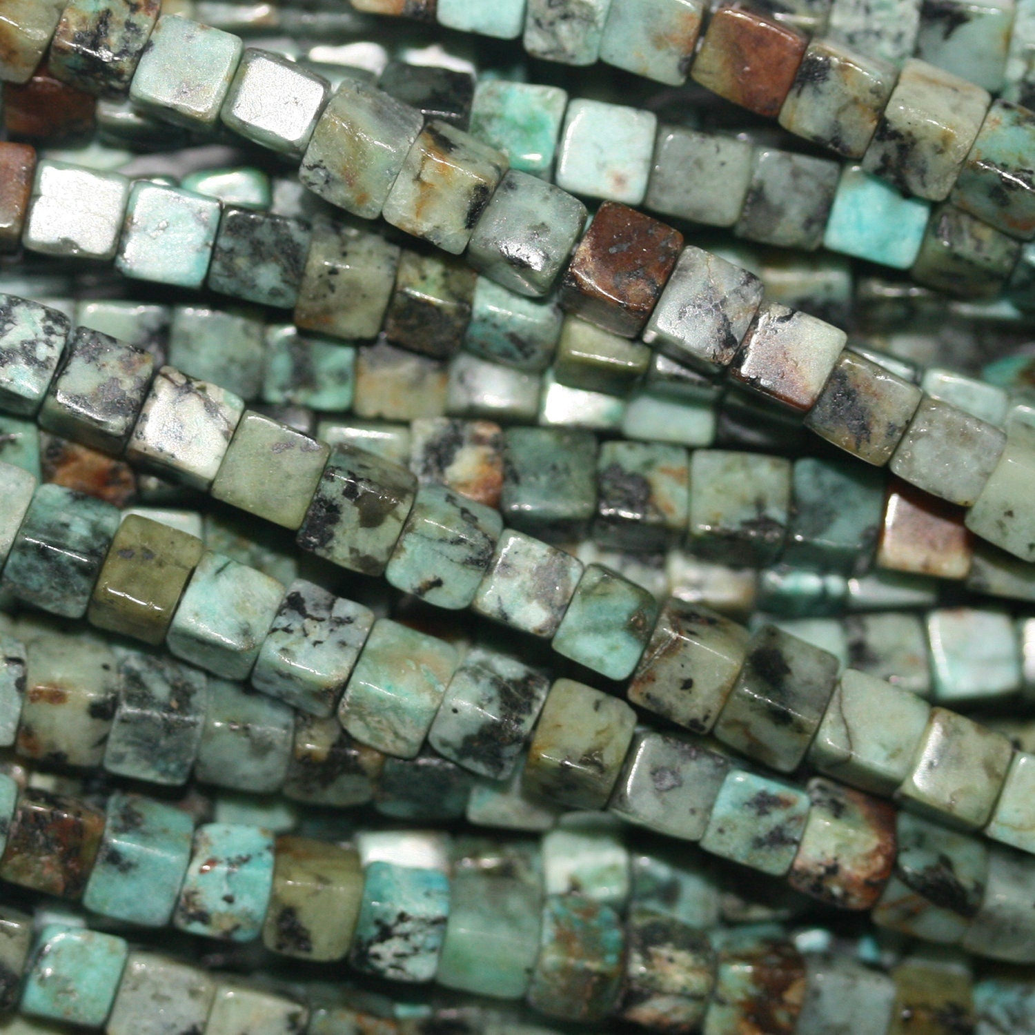 Perles cubiques lisses en turquoise africaine de 40 cm (16 pouces), 4 mm, rang de 40 cm (16 pouces).