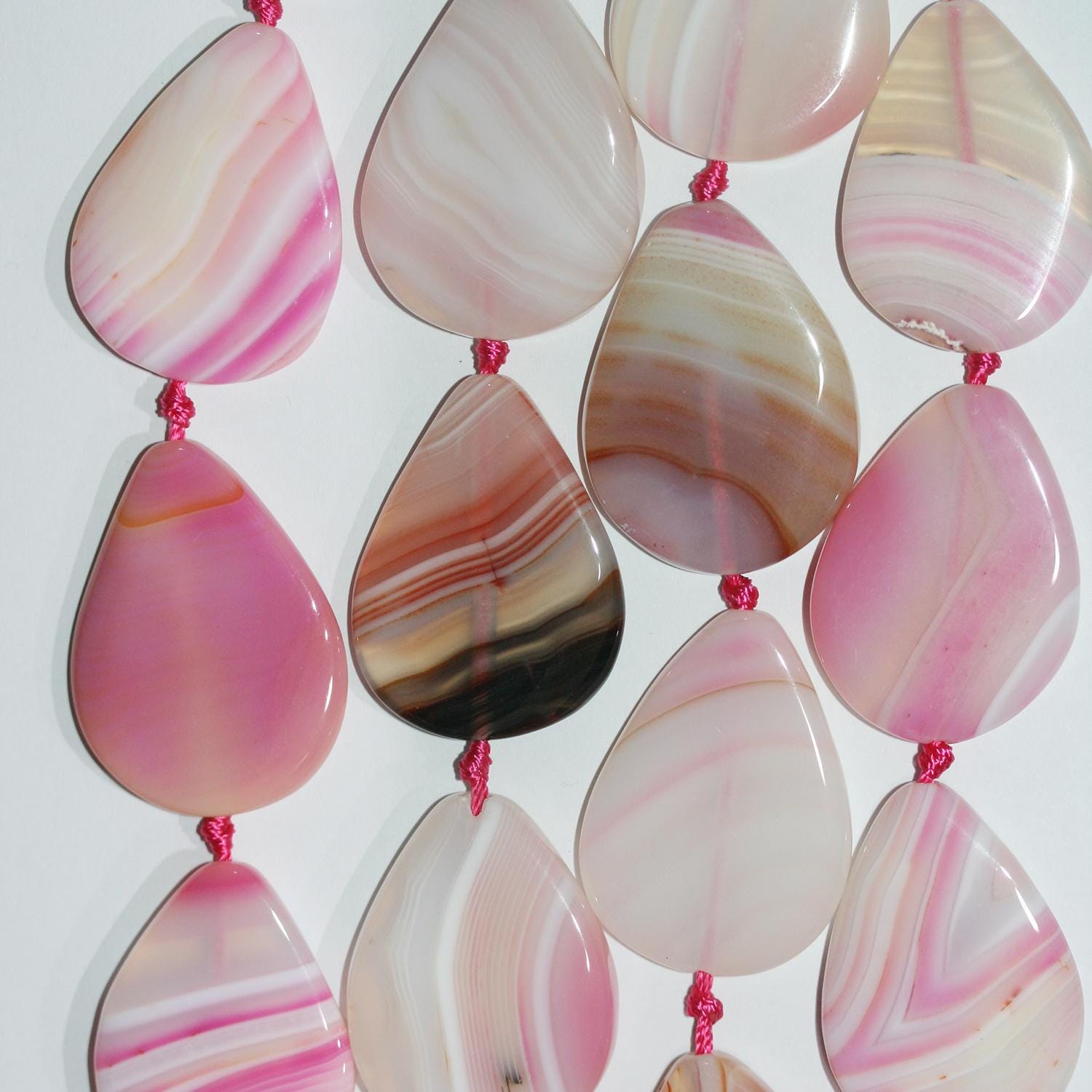 Perles plates lisses en agate St Fuchsia 15" (40 x 30 mm). Fil de 39 cm.