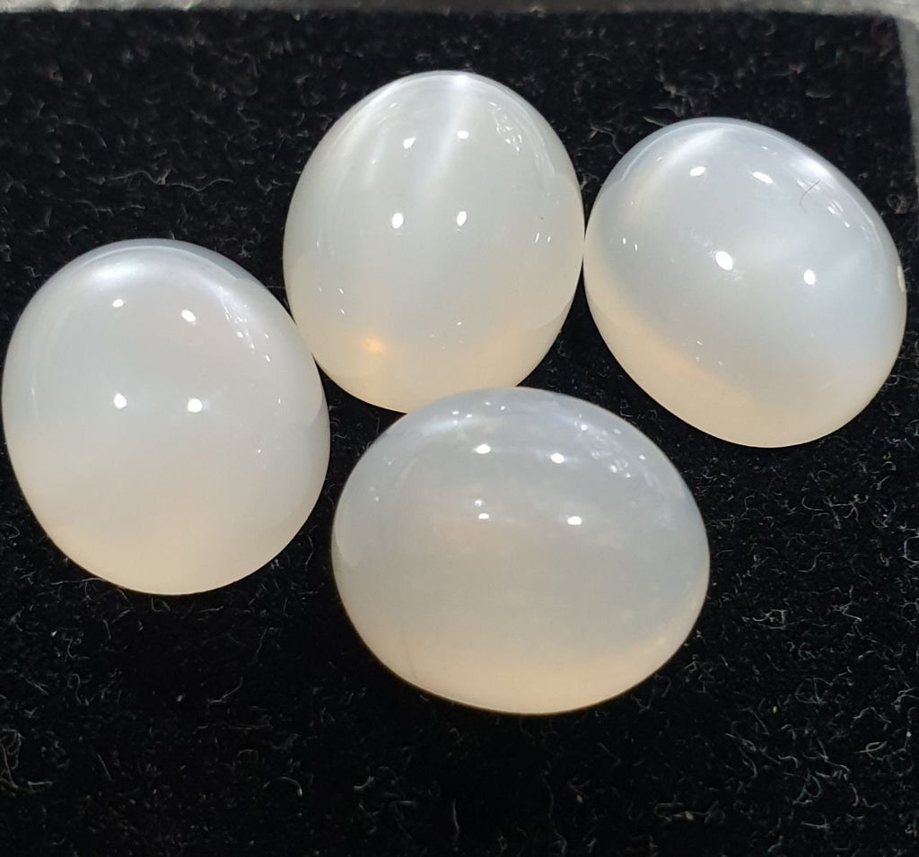 Lote de 4 cabujones ovalados de piedra lunar blanca de 12 x 10 mm. (4 piezas)