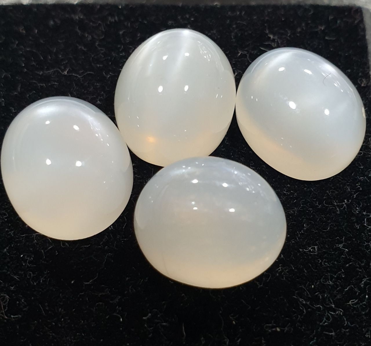 Lote de 4 cabujones ovalados de piedra lunar blanca de 12 x 10 mm. (4 piezas)