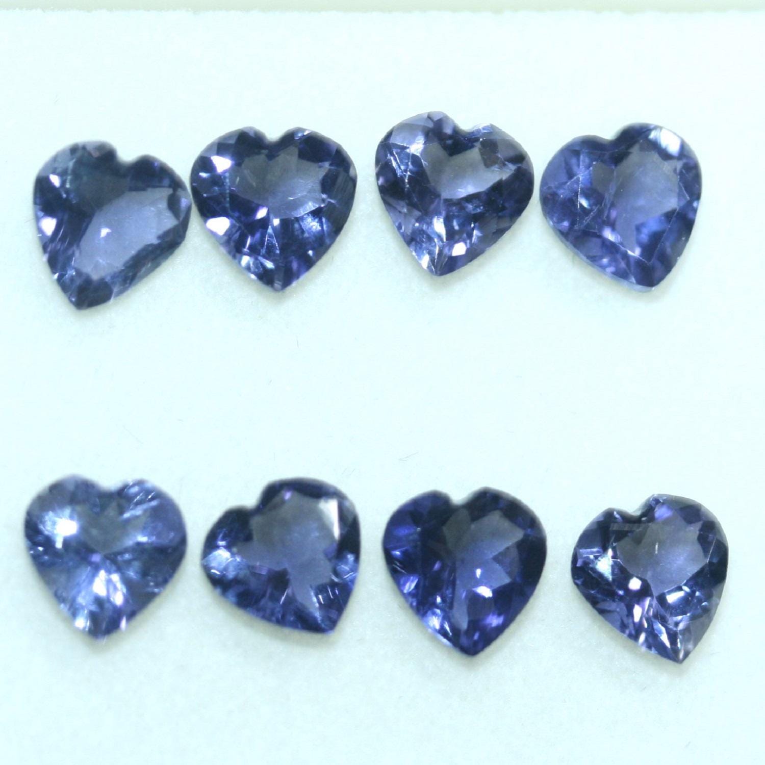 Lot de 8 cœurs à facettes en iolite de 7 mm.