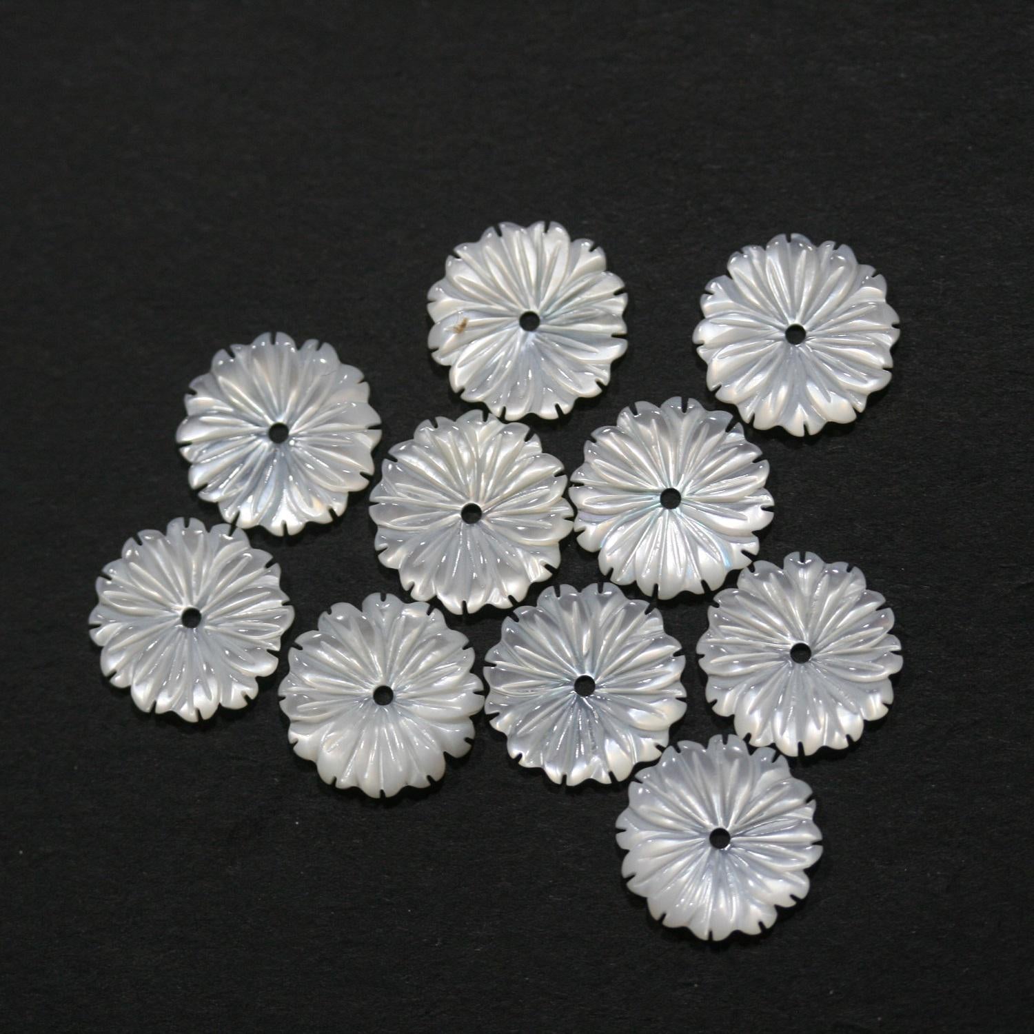 Pendentif en nacre sculptée en forme de fleur, 10 mm (5 paires). Réf. 14828