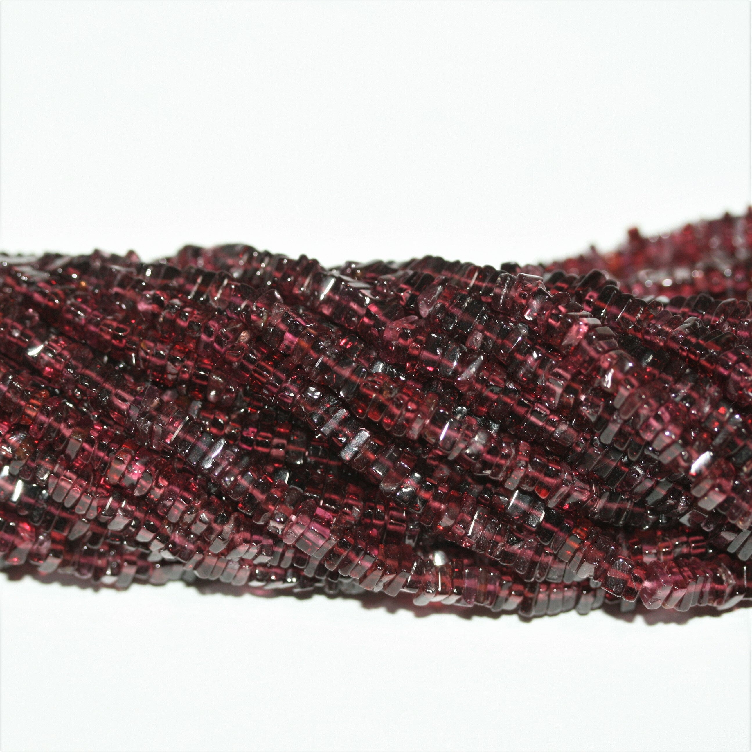 16" Cuentas cuadradas planas lisas de granate 4x1 mm. - Hilo 42 cm.