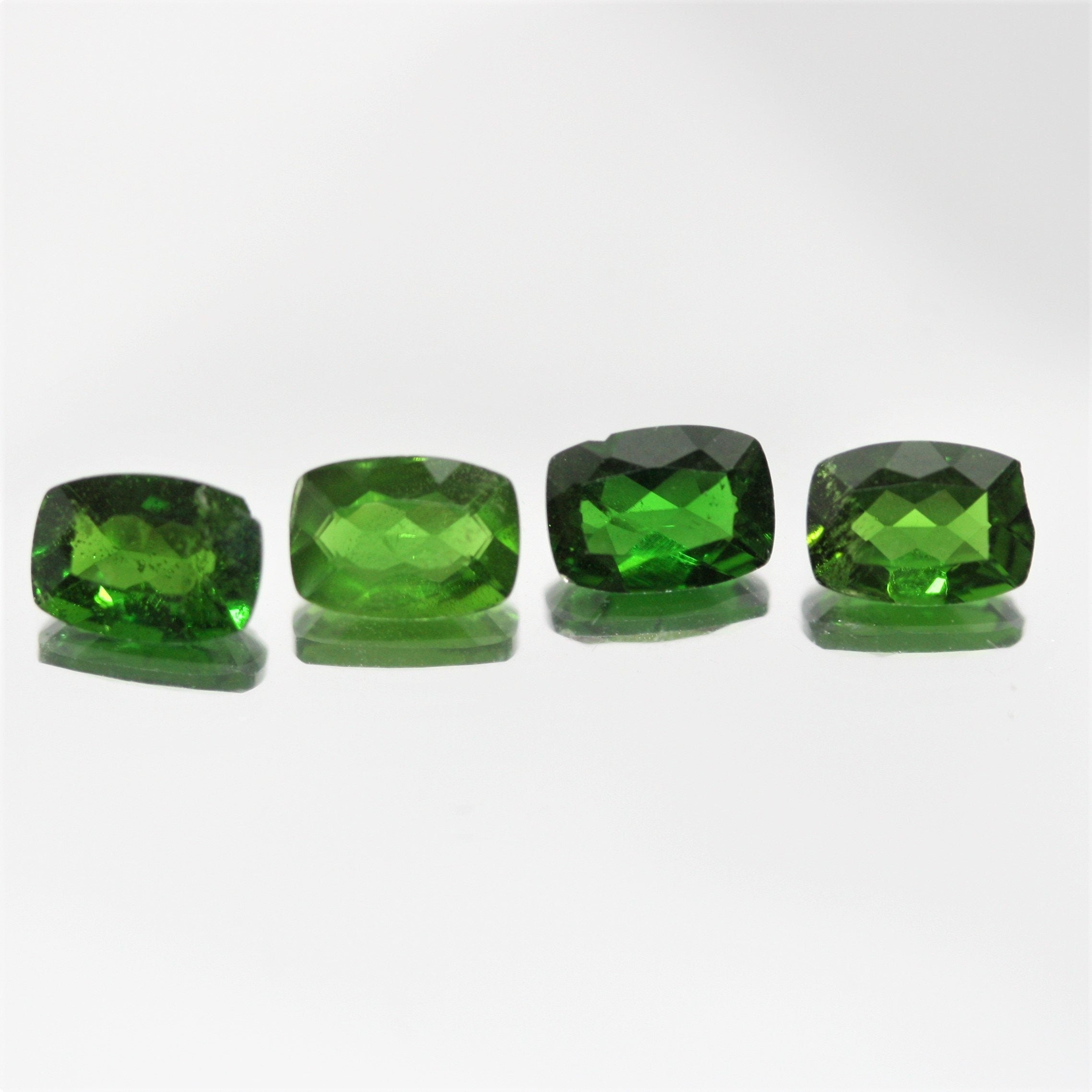 Lote de 4 facetas rectangulares de diópsido cromado de 7x5 mm.