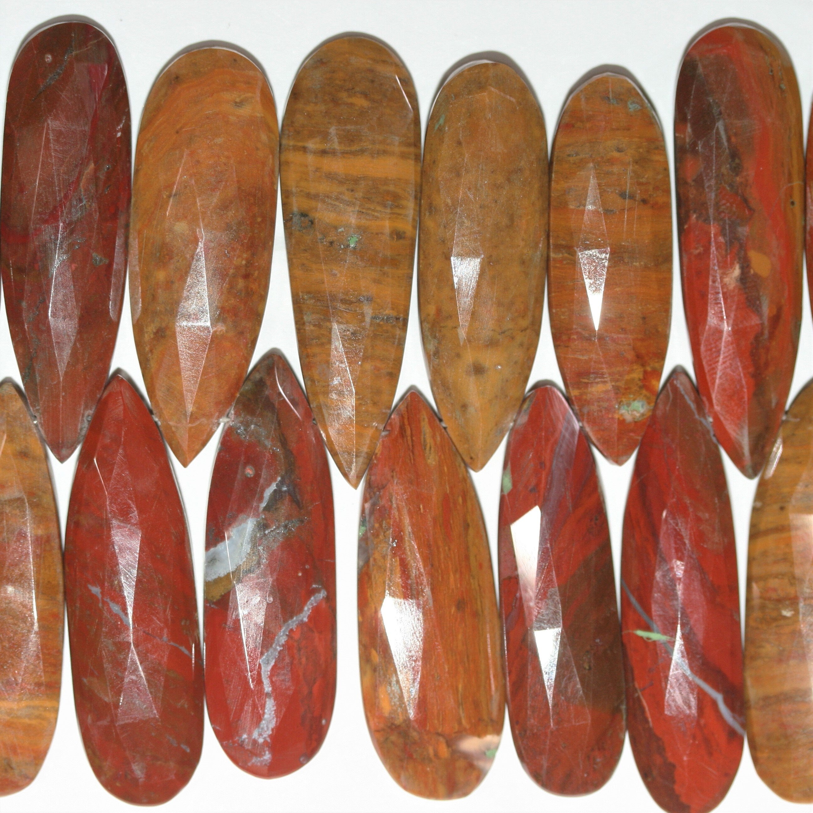 Perles en forme de goutte à facettes de mookaïte de 20 cm (8 pouces), 36 x 12 mm. Longueur du fil : environ 20 cm.