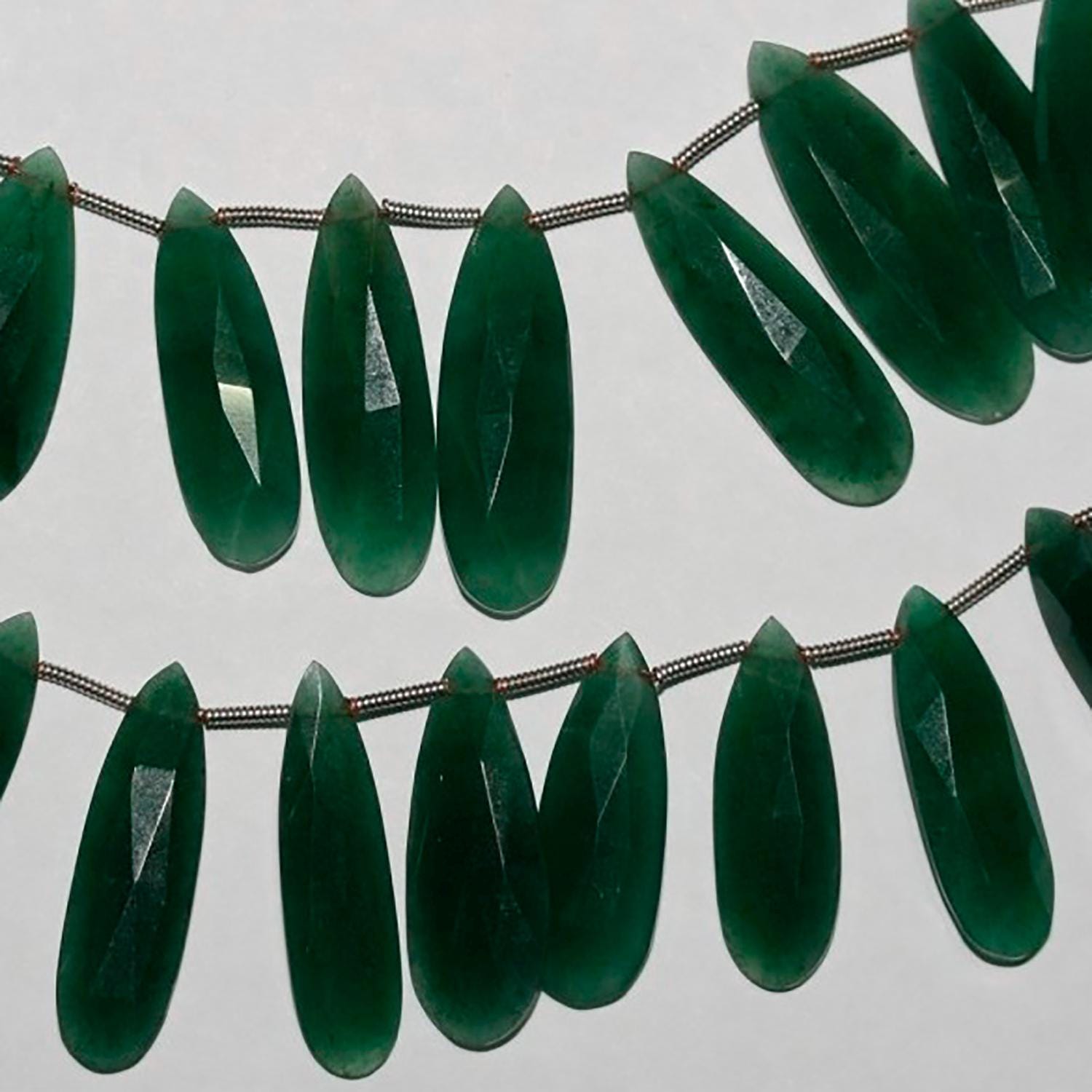 Perles en aventurine verte facettées de 8 pouces (environ 31 x 9 mm) - Longueur du fil : 20 cm.