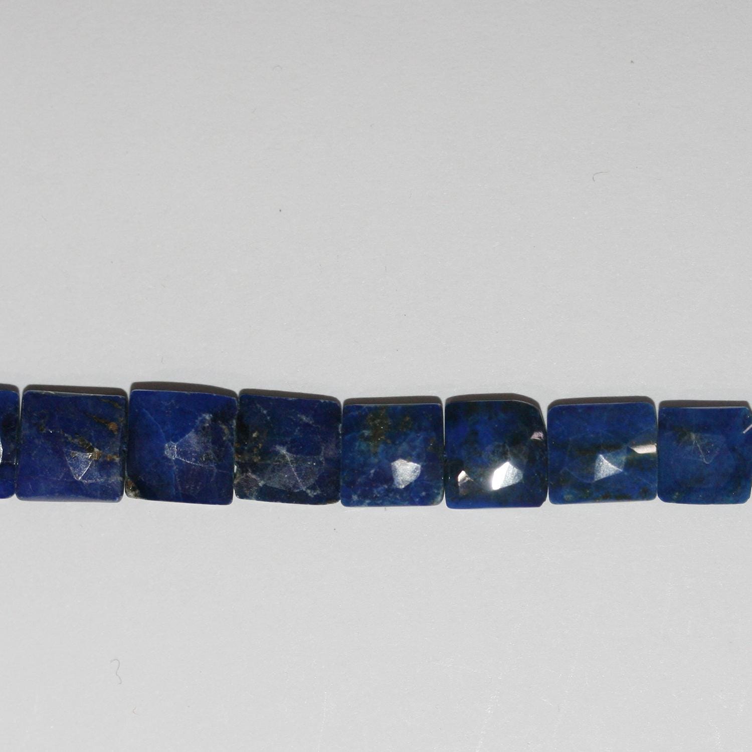 Perles carrées plates à facettes en lapis-lazuli de 8 pouces (environ 7-8 mm) - Longueur du fil : 20 cm.