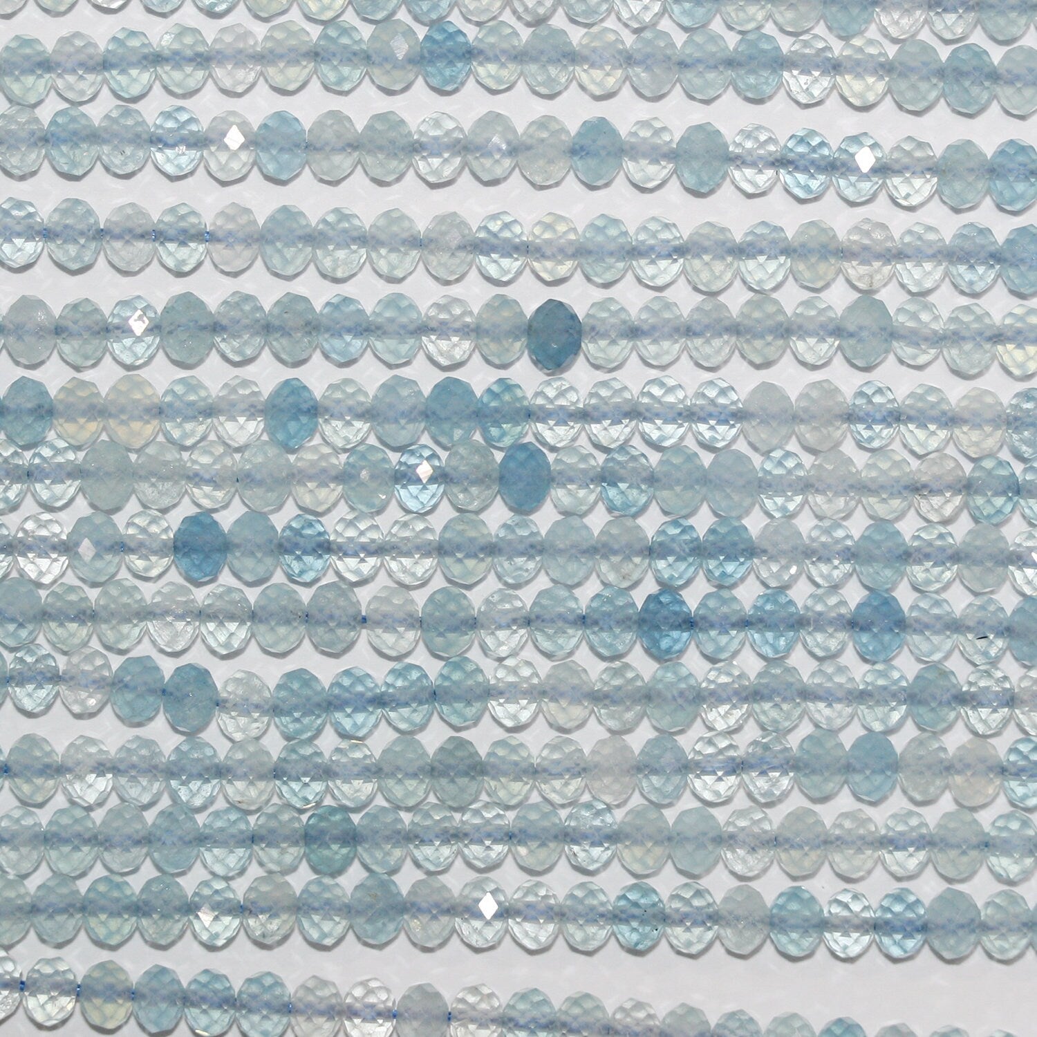 Perles rondelles à facettes en aigue-marine de 15 pouces, 5 x 3,5 mm - Fil de 39 cm.