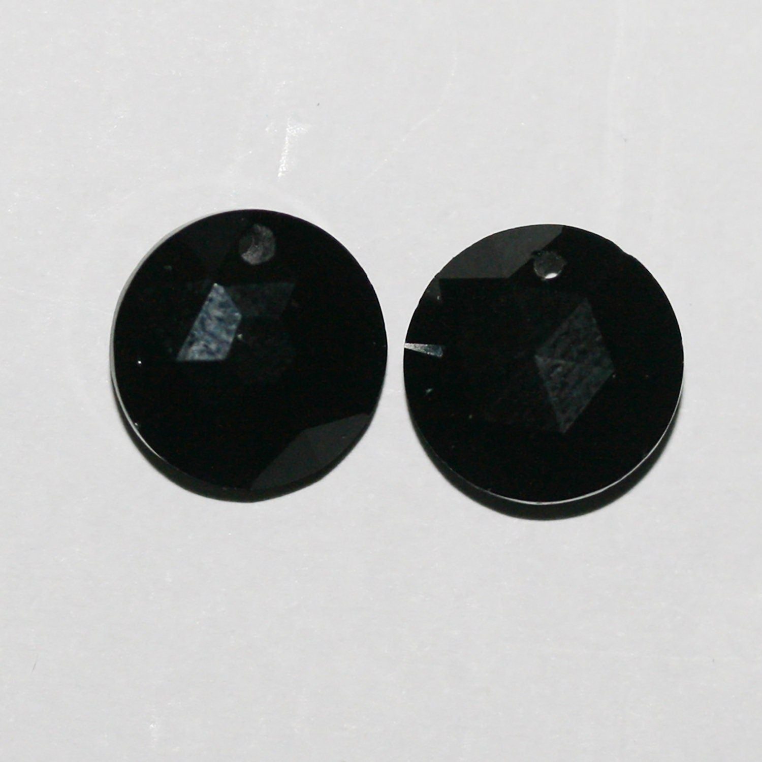 Pendentif rond en onyx facetté de 12 mm. (1 paire)