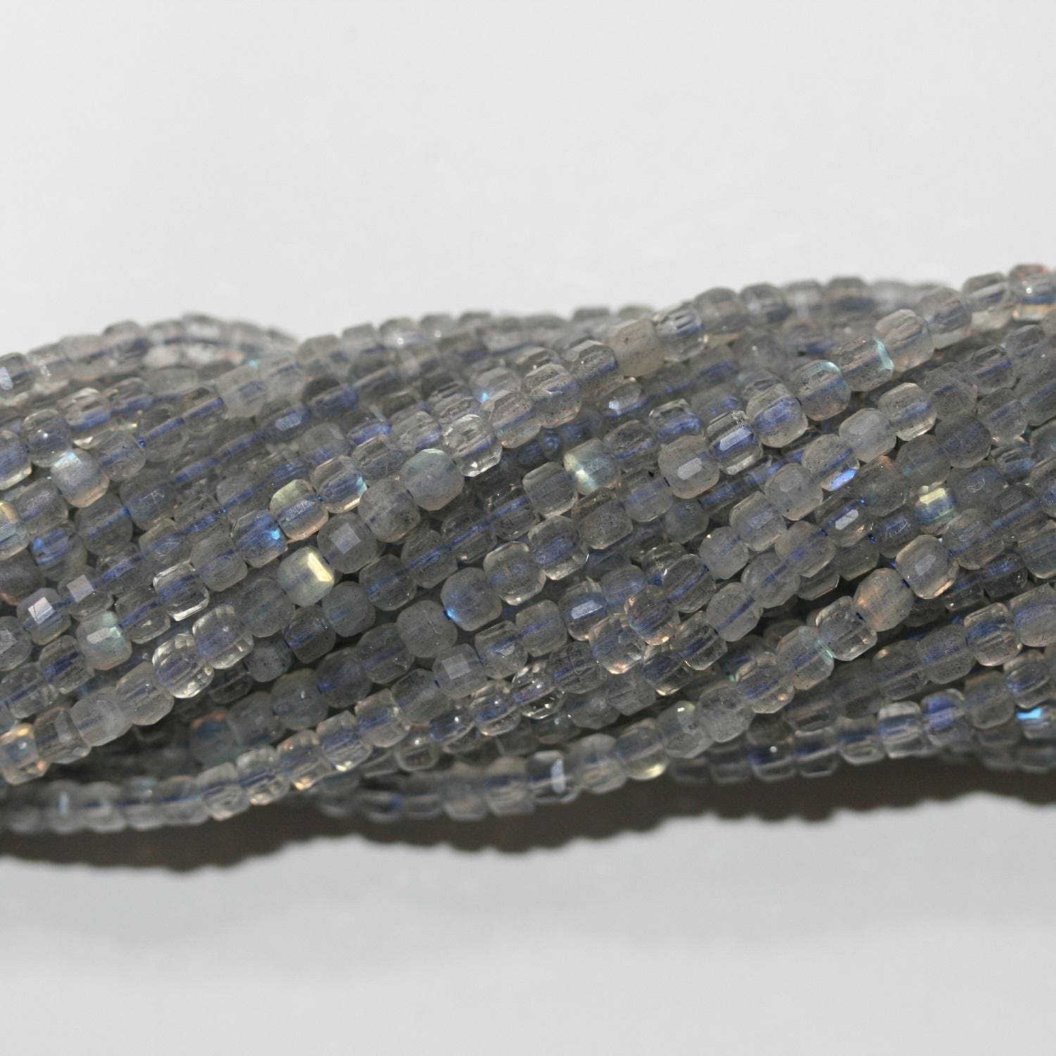 Perles cubiques à facettes en Labradorite de 15 pouces, 3 mm - Fil de 39 cm.