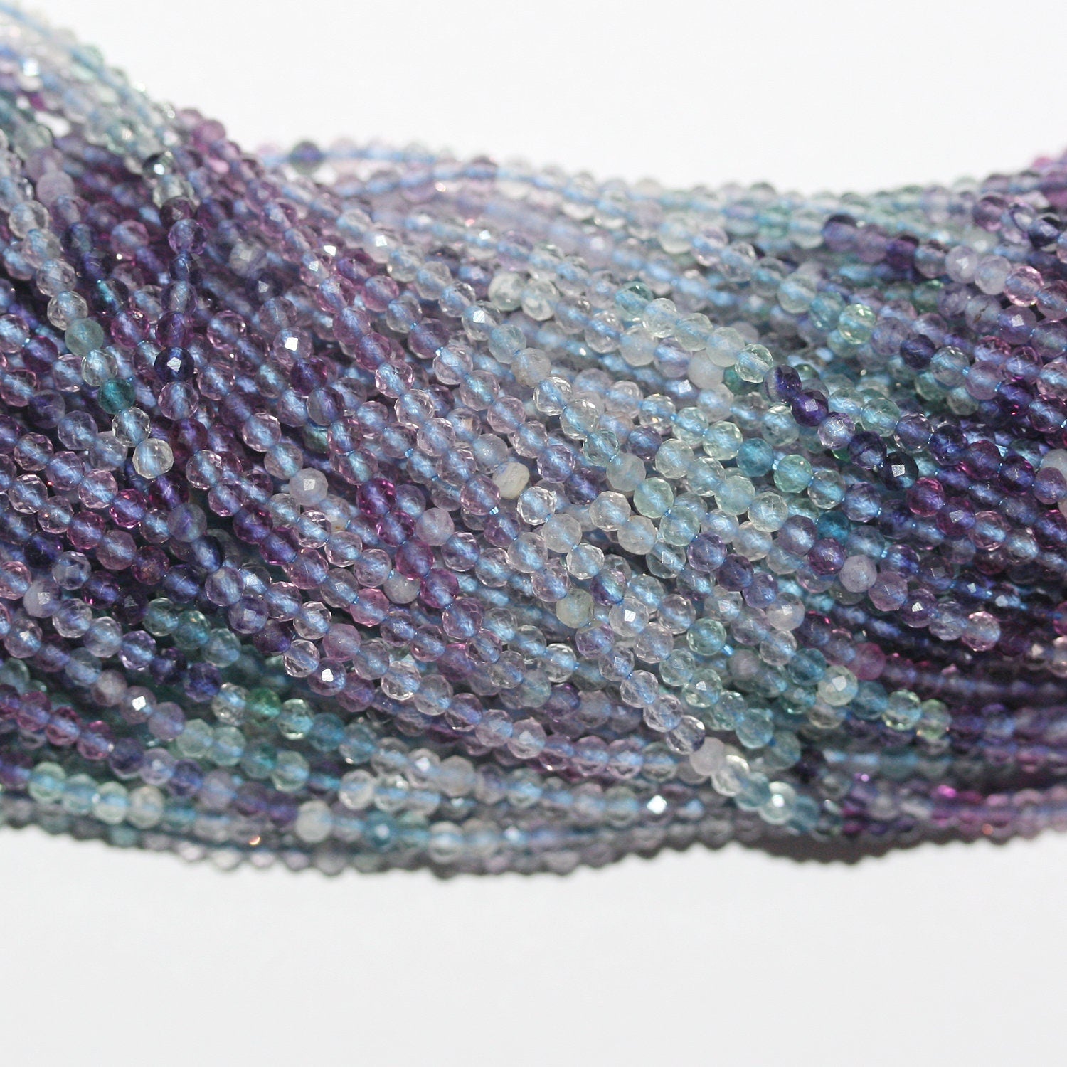 Perles rondes à facettes en fluorite St de 15 pouces, 2 mm, brin de 39 cm.