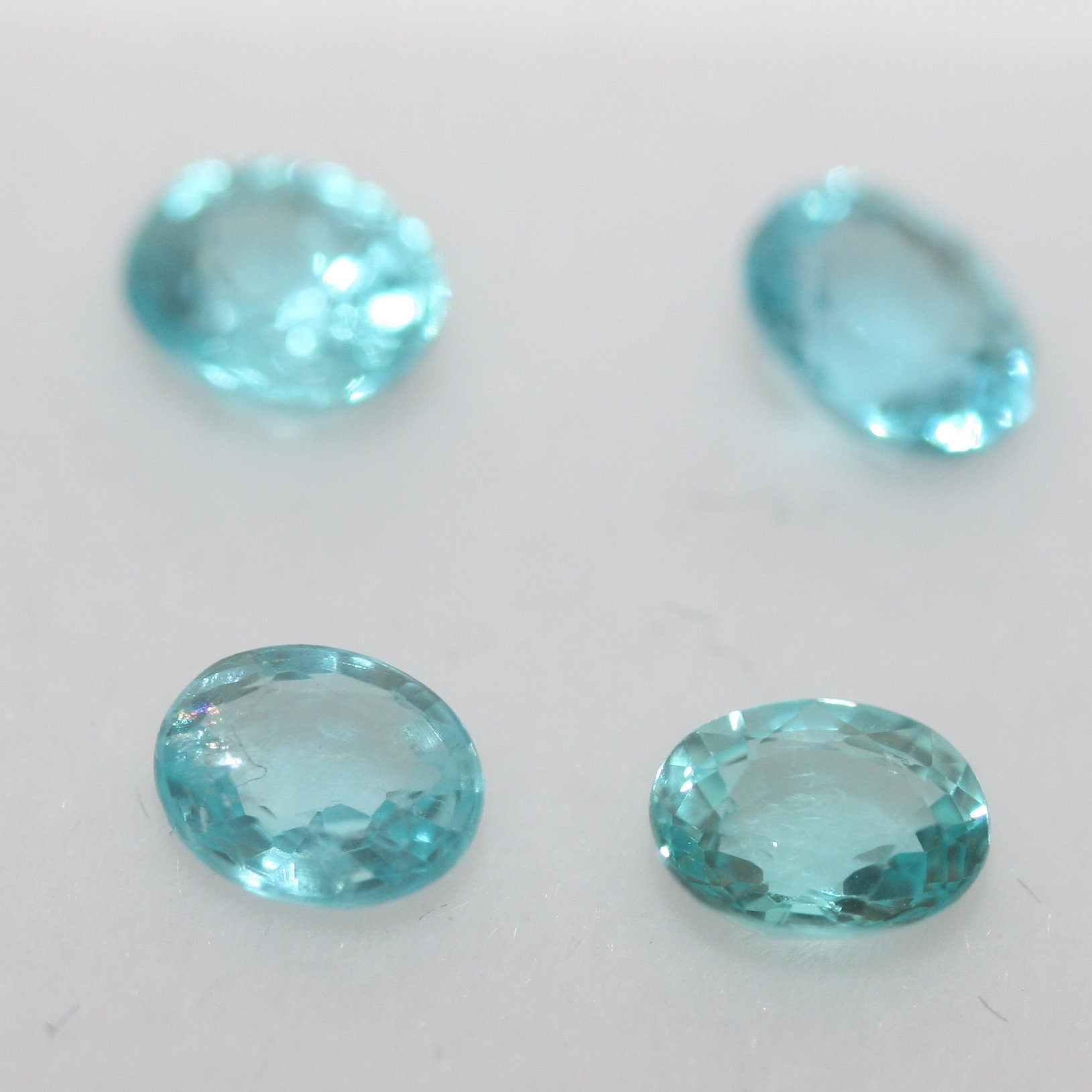 Lot de 4 pierres précieuses naturelles à facettes en apatite verte et bleue Paraiba (5 x 4 mm) - Superbe couleur - Fournisseur de bijoux - Pierre taillée - Vente en gros