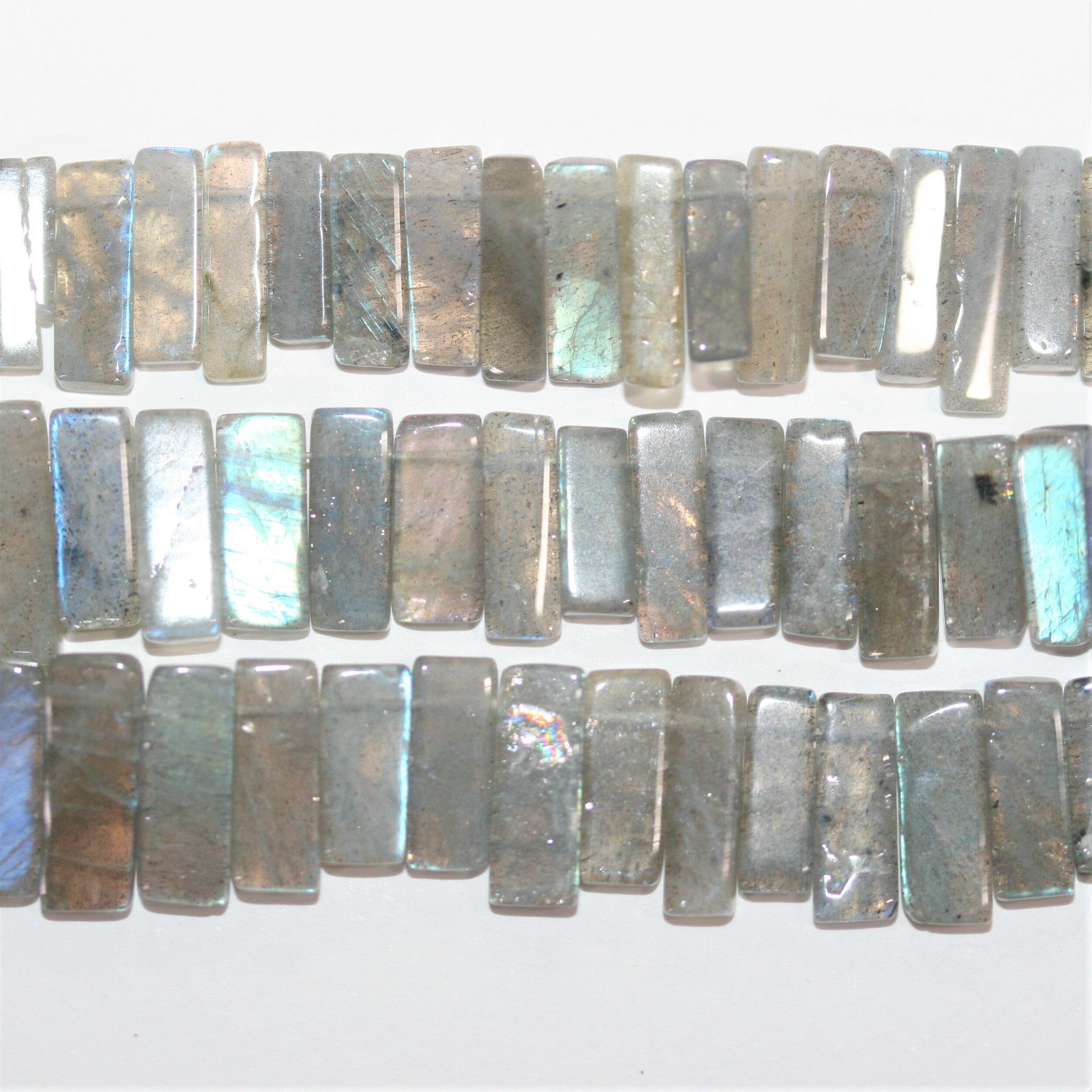 Perles rectangulaires lisses en labradorite de 8 pouces (12 x 5 mm). Longueur du fil : environ 21 cm.