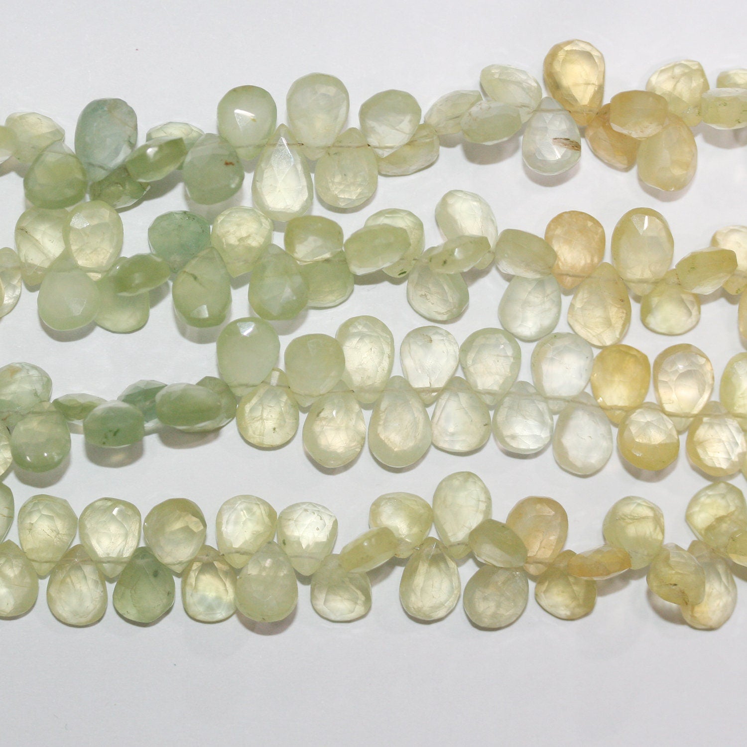 Perles en forme de goutte à facettes de St Prehnite 9" x 7 mm environ - Longueur du brin : 22 cm.