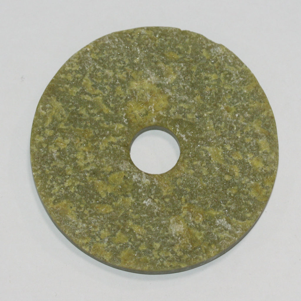 Pendentif en serpentine non polie, environ 70-80 mm.