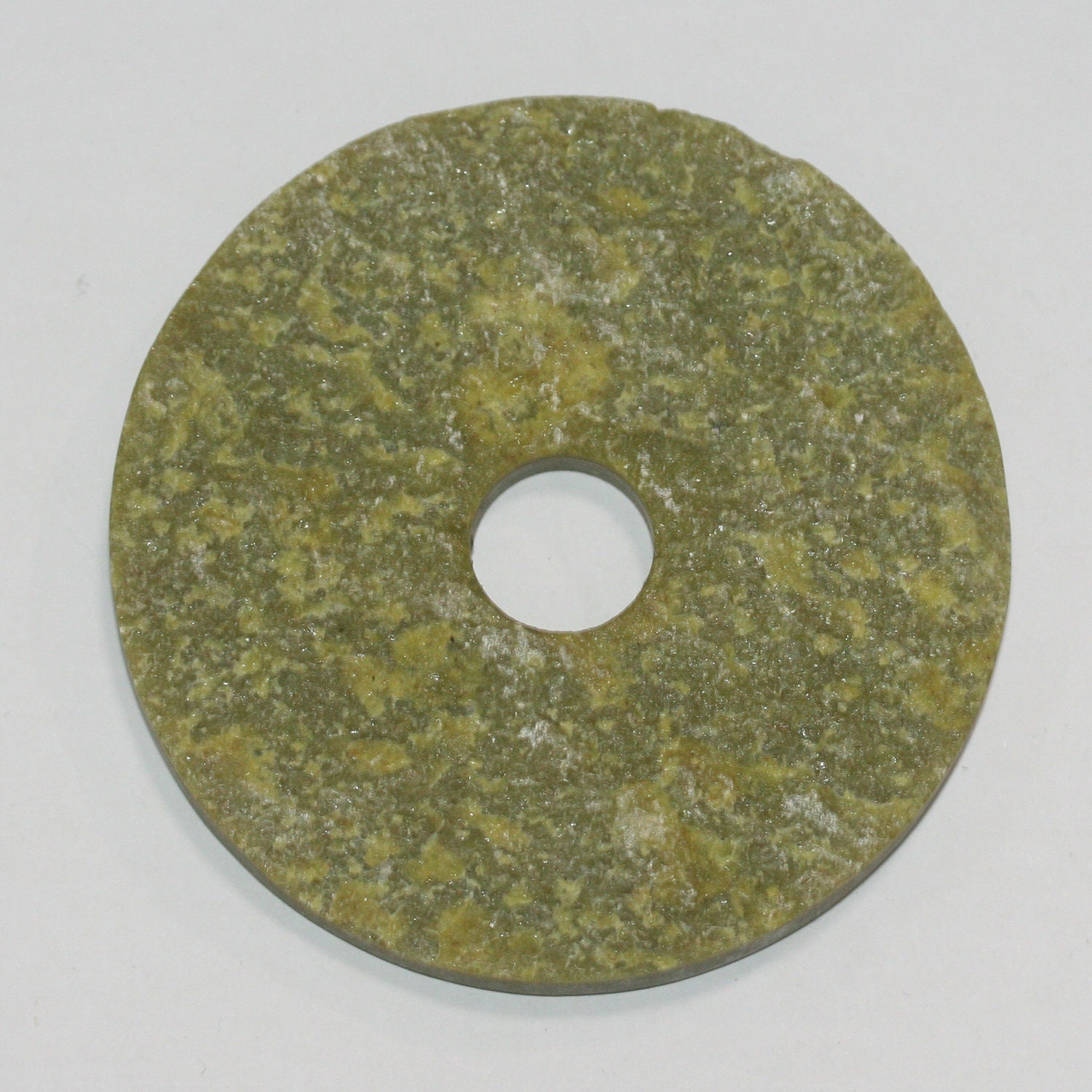 Pendentif en serpentine non polie, environ 70-80 mm.