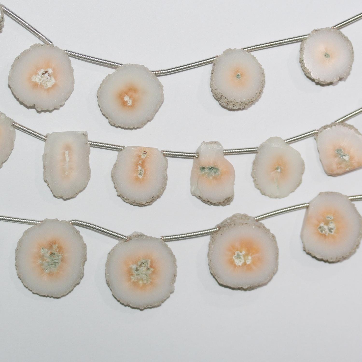 Cuentas redondas planas irregulares de cuarzo solar de 8" (10-20 mm, aprox. - Hilo de 20 cm)