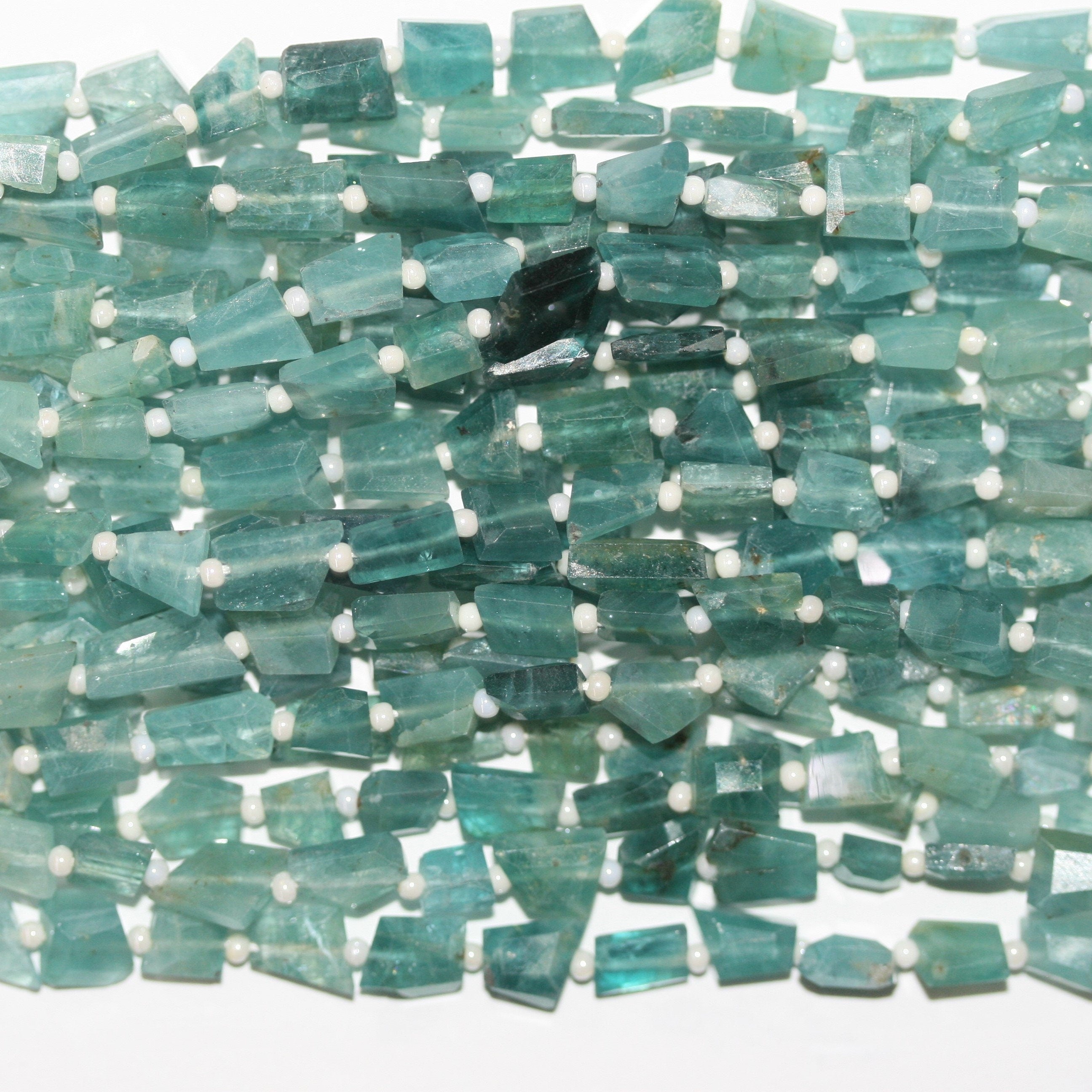 Cuentas de pepitas facetadas de Santa Grandidierita de 17", 7 x 4 mm. Aprox. - Hilo de 42 cm.