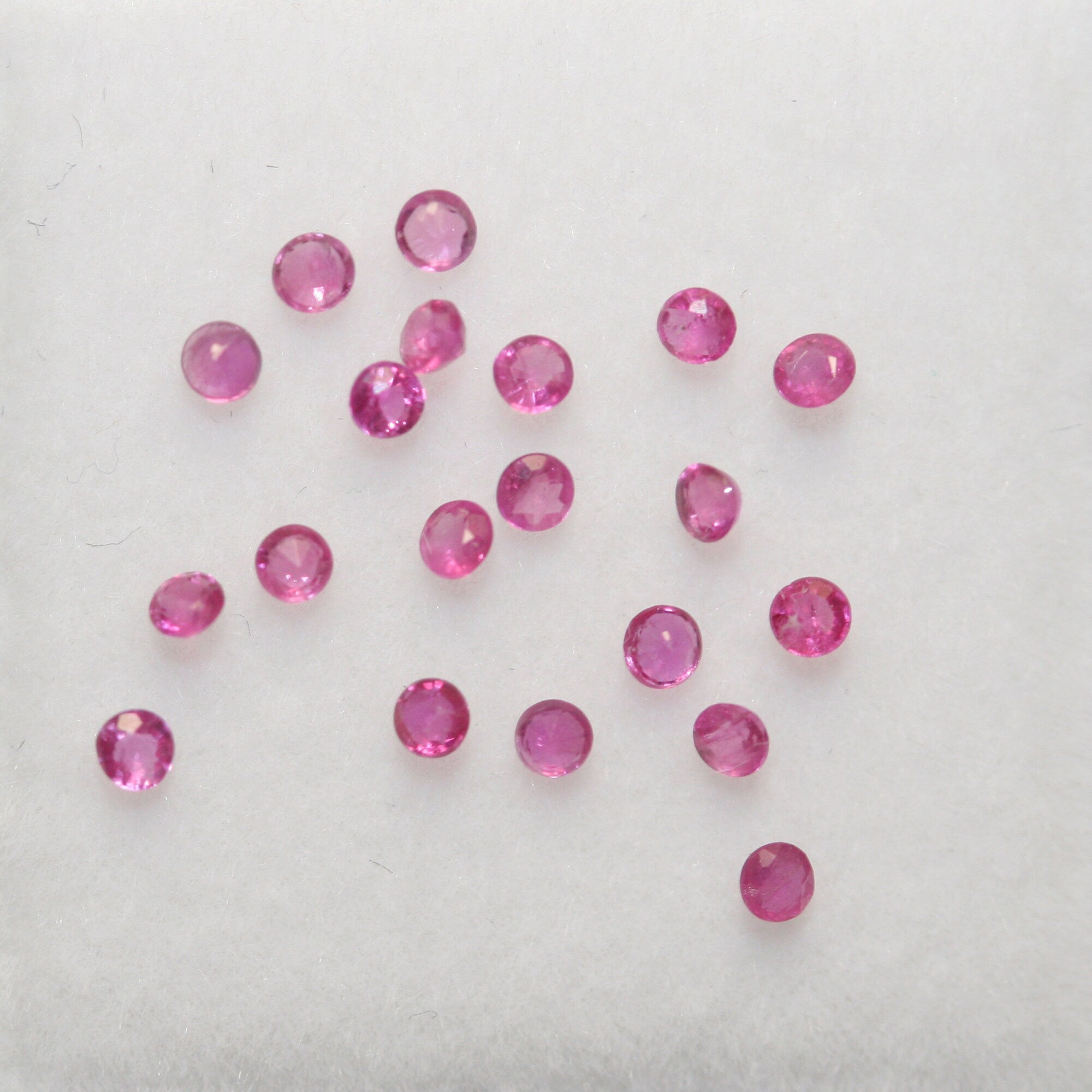 Lot de rubis ronds à facettes de 1,6 mm (20 pièces).