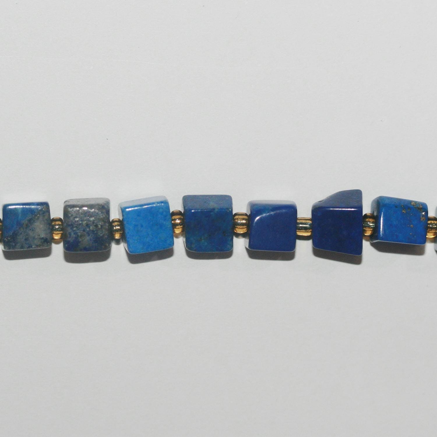 Perles cubiques lisses en lapis-lazuli de 15 pouces (environ 39 cm), 7-8 mm. Longueur du fil : environ 39 cm.
