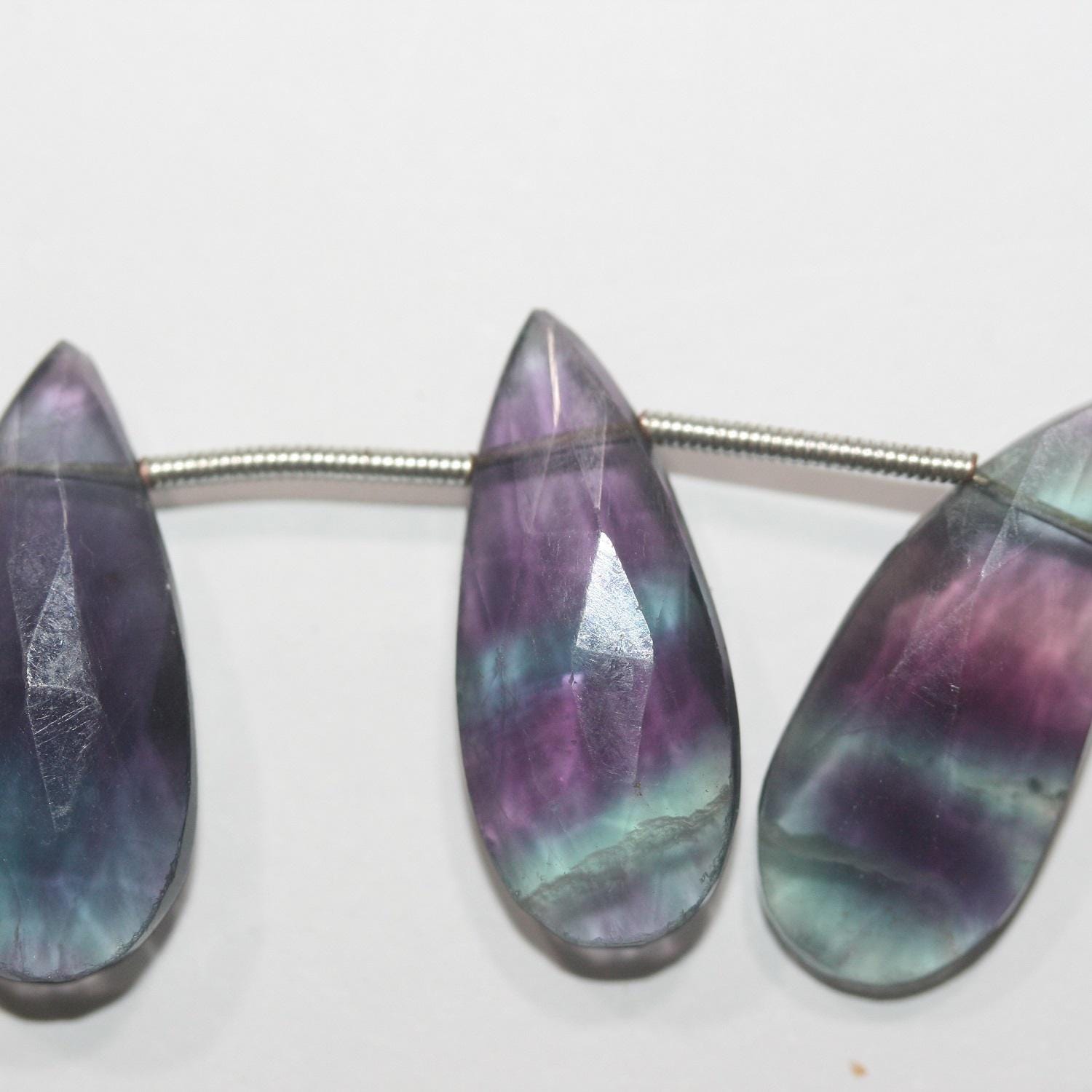 Perles en forme de goutte facettées en fluorite St de 8 pouces (21 x 10 mm). Longueur approximative du fil : 20 cm.