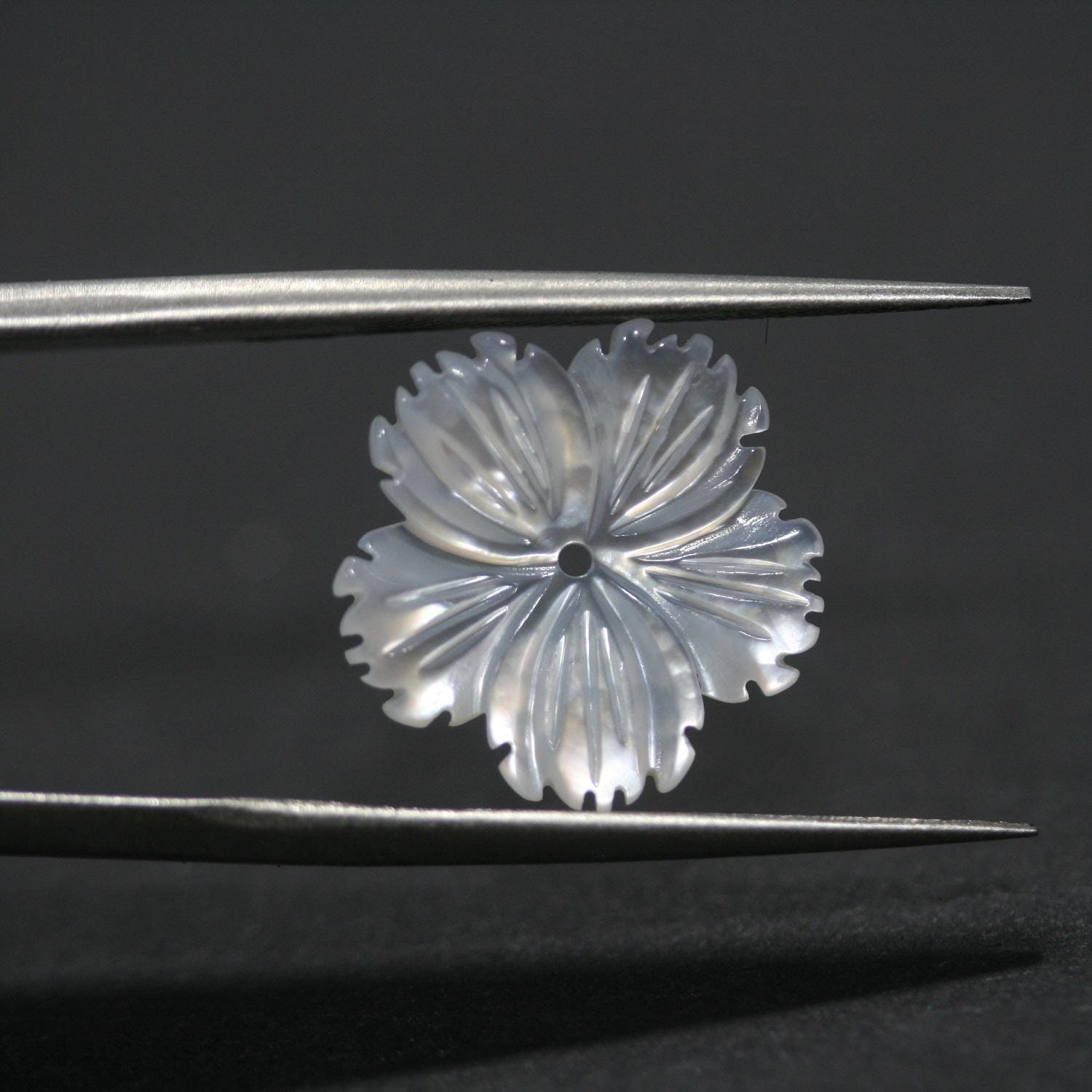 Pendentif en nacre sculptée en forme de fleur, 15 mm (3 paires). Réf. 14833