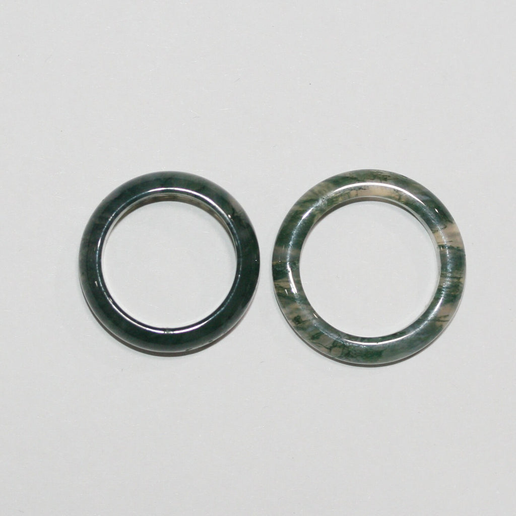 Pendentif en agate mousse lisse en forme de cercle 25-27x5mm.