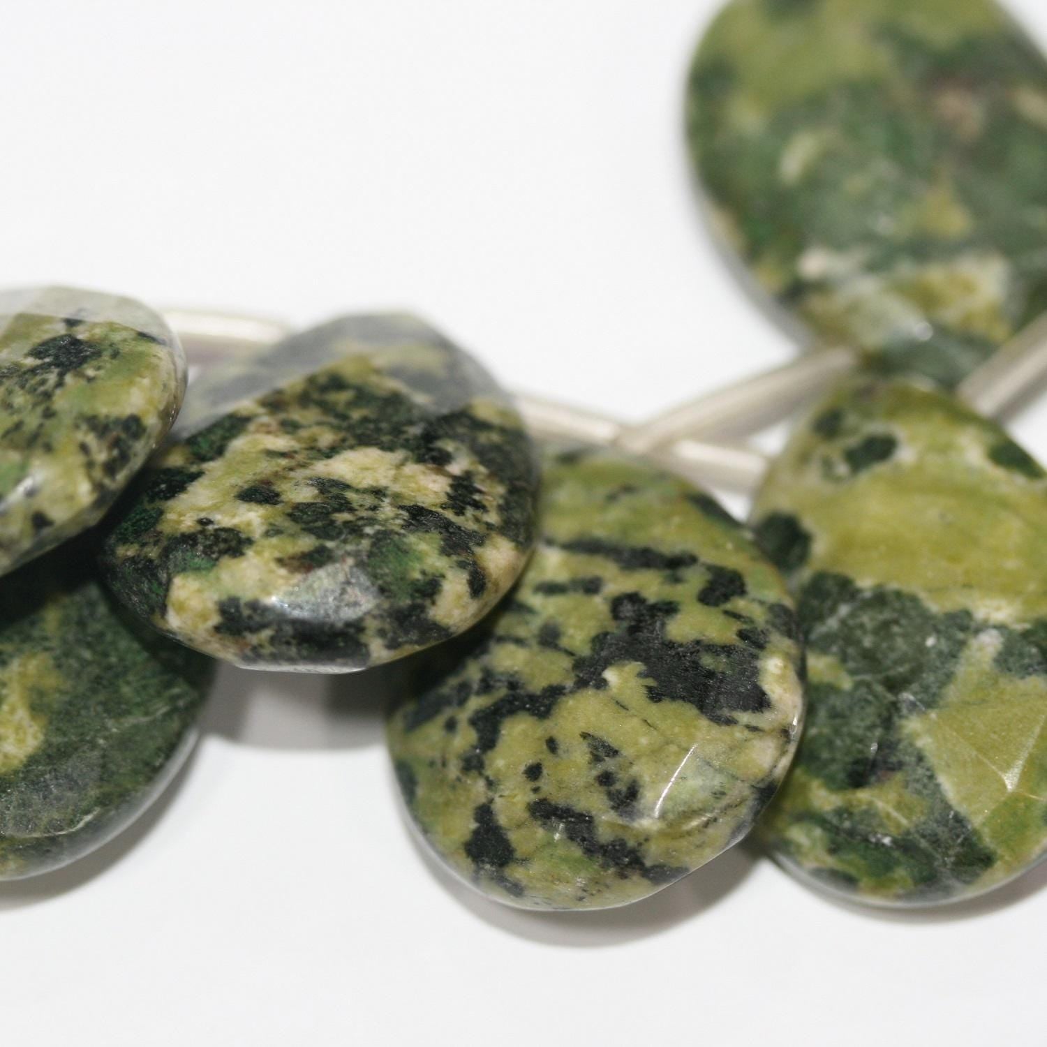 Perles en forme de goutte à facettes en serpentine St de 23 cm (9 po), 30 x 22,5 mm. Longueur approximative du fil : 20 cm. Réf. 1697