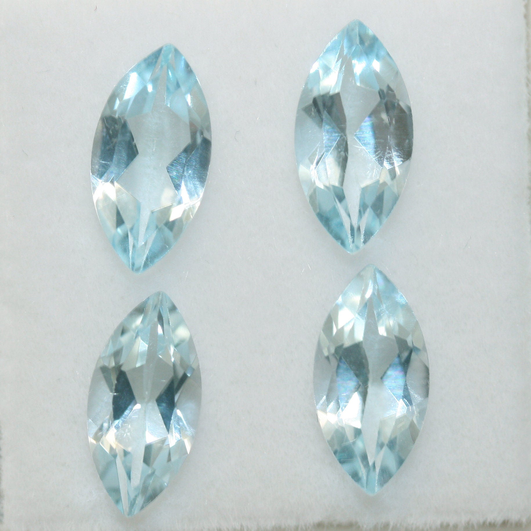 Lot de topazes bleu ciel facettées en forme de marquise 10x5mm.-(4 pièces).