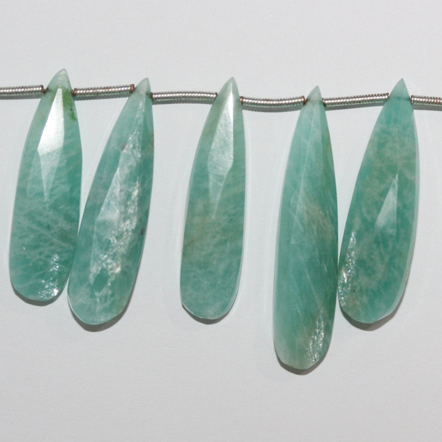 Cuentas de Amazonita Santa facetadas graduadas de 8", 25 x 8-38 x 8 mm, aprox., hilo de 20 cm.