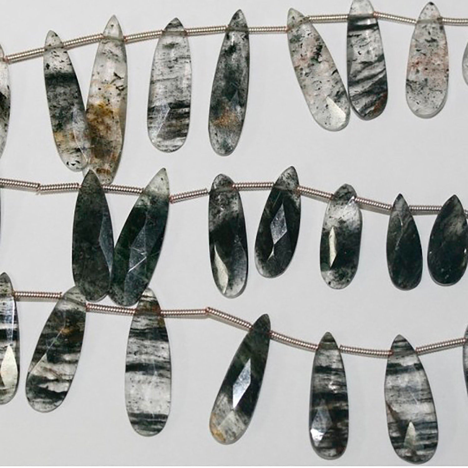 Cuentas de cuarzo turmalinado de 18 cm, facetadas y graduadas, de 8 x 3-17 x 7 mm (aprox. - Hilo de 20 cm)