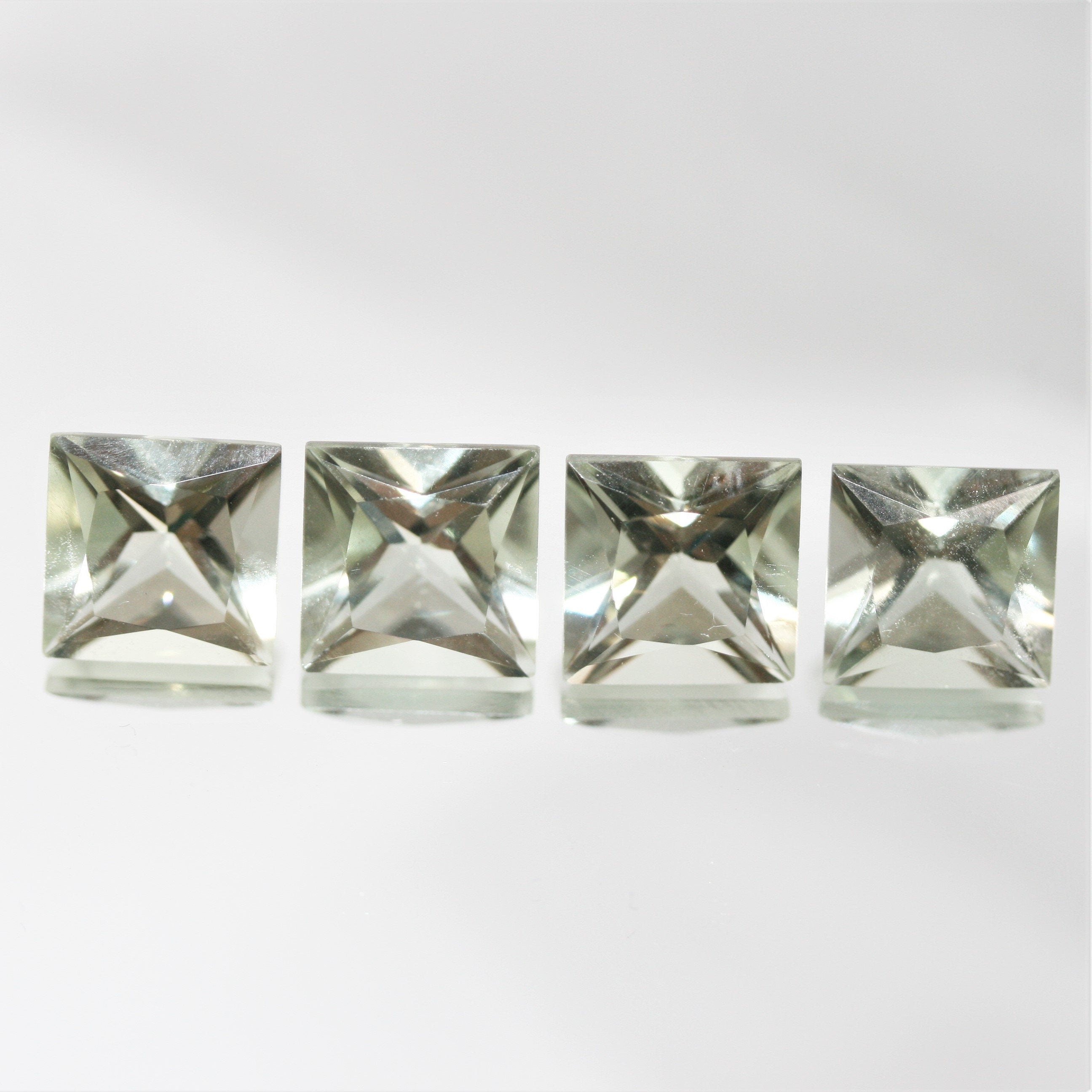 Lot de 4 pierres carrées à facettes de prasiolite de 9 mm.