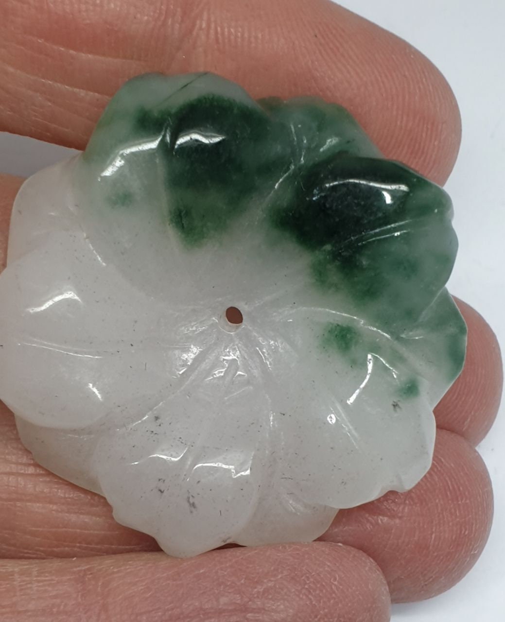 Pendentif en jade vert 40 mm. - Perçage au centre latéral, à l'arrière.