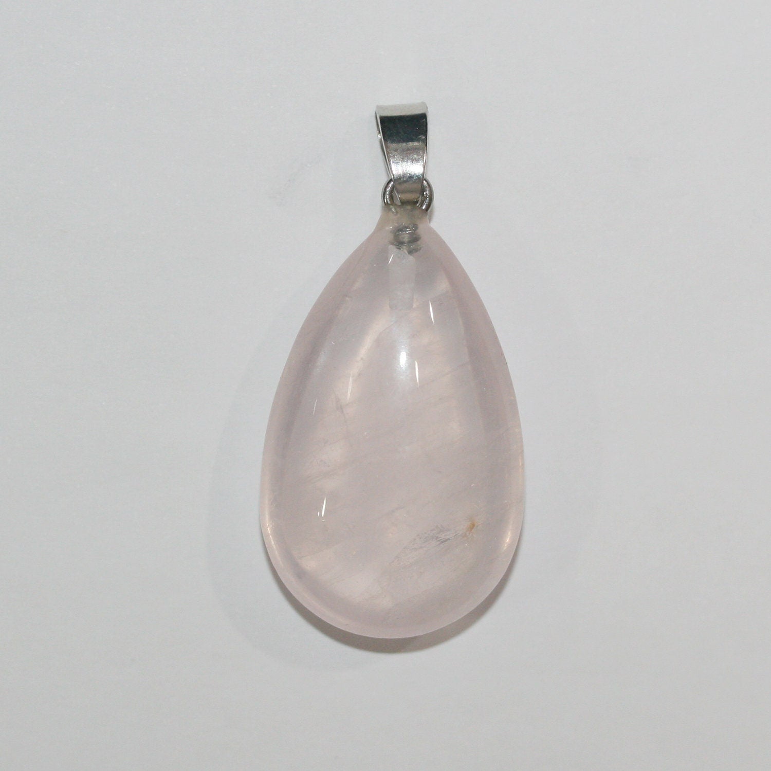 Pendentif goutte en quartz rose 32x20mm.
