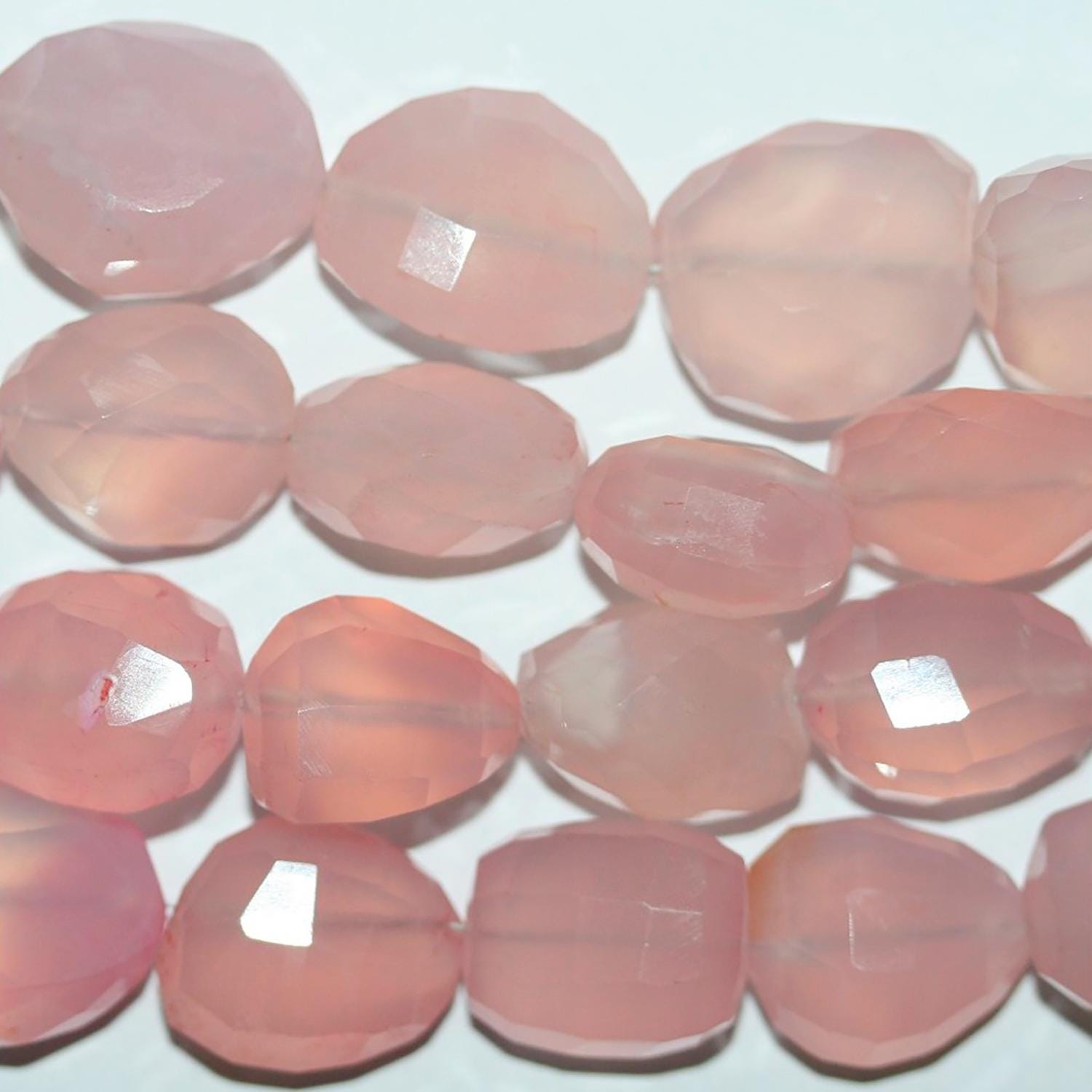 Perles de calchédoine rose St à facettes, en forme de pépites, de 14 à 16 mm environ. Longueur du fil : 21 cm.