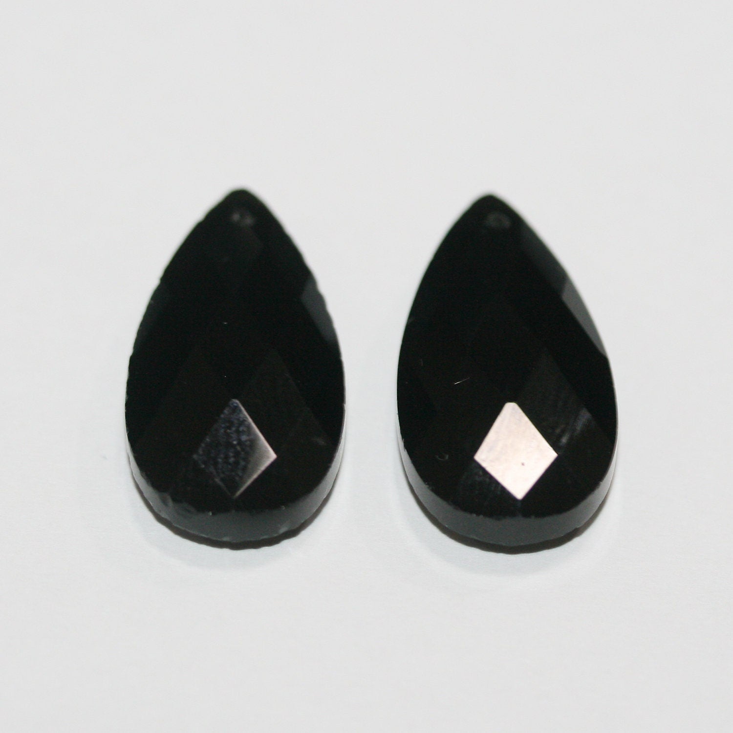 Pendentif en obsidienne facettée en forme de goutte 25x13mm.( 1 paire )