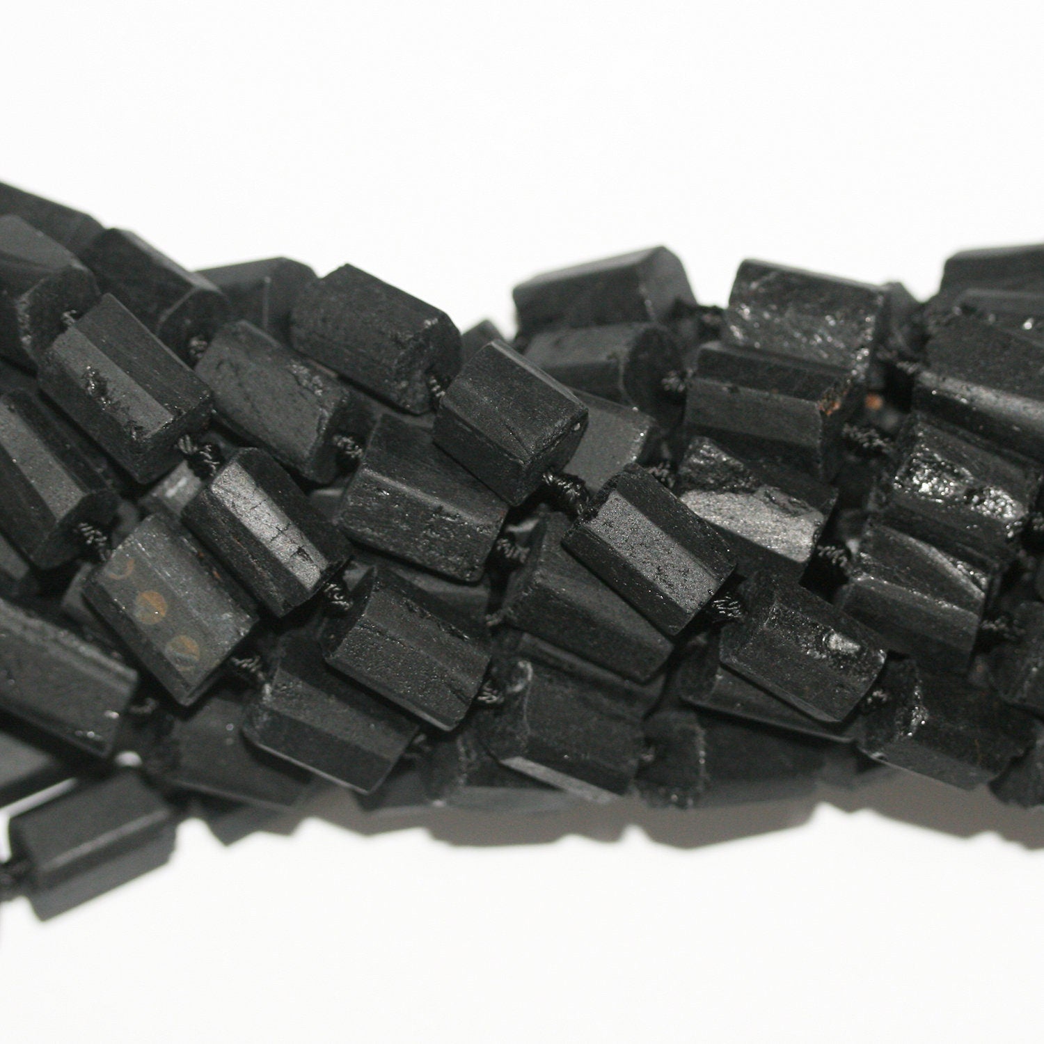 Cuentas de turmalina negra facetadas sin pulir, 16", 14 x 10 mm. Longitud aproximada: 40 cm.