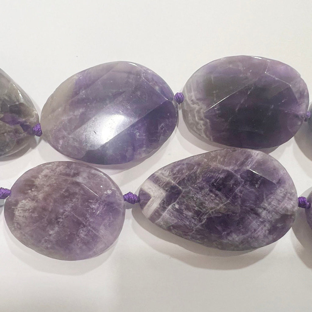 Cuentas graduadas facetadas ovaladas de amatista Santa de 16", 30 x 22-44 x 31 mm, aprox. Tira de 40 cm.