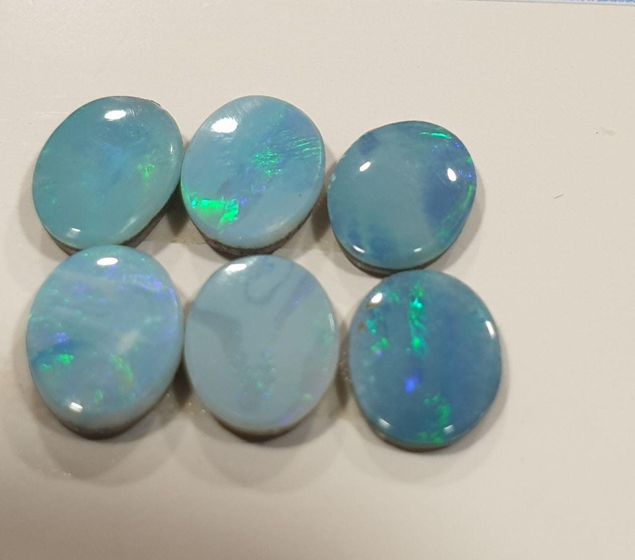Lote de 6 cabujones ovalados planos de ópalo australiano natural de 8 x 6 mm (aprox.). Par doblete.