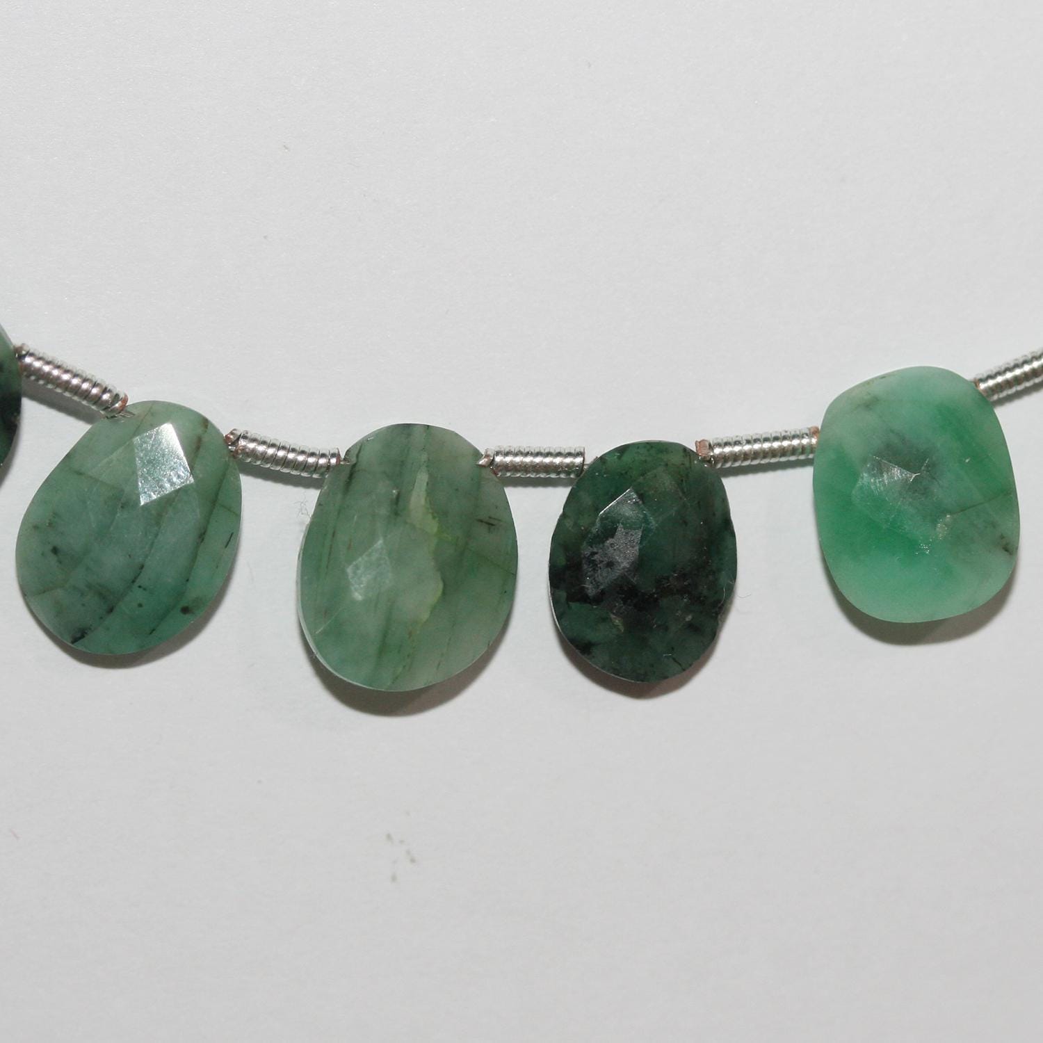 Perles ovales à facettes émeraude de 8 pouces (11 x 9 mm). Longueur du fil : environ 21 cm.