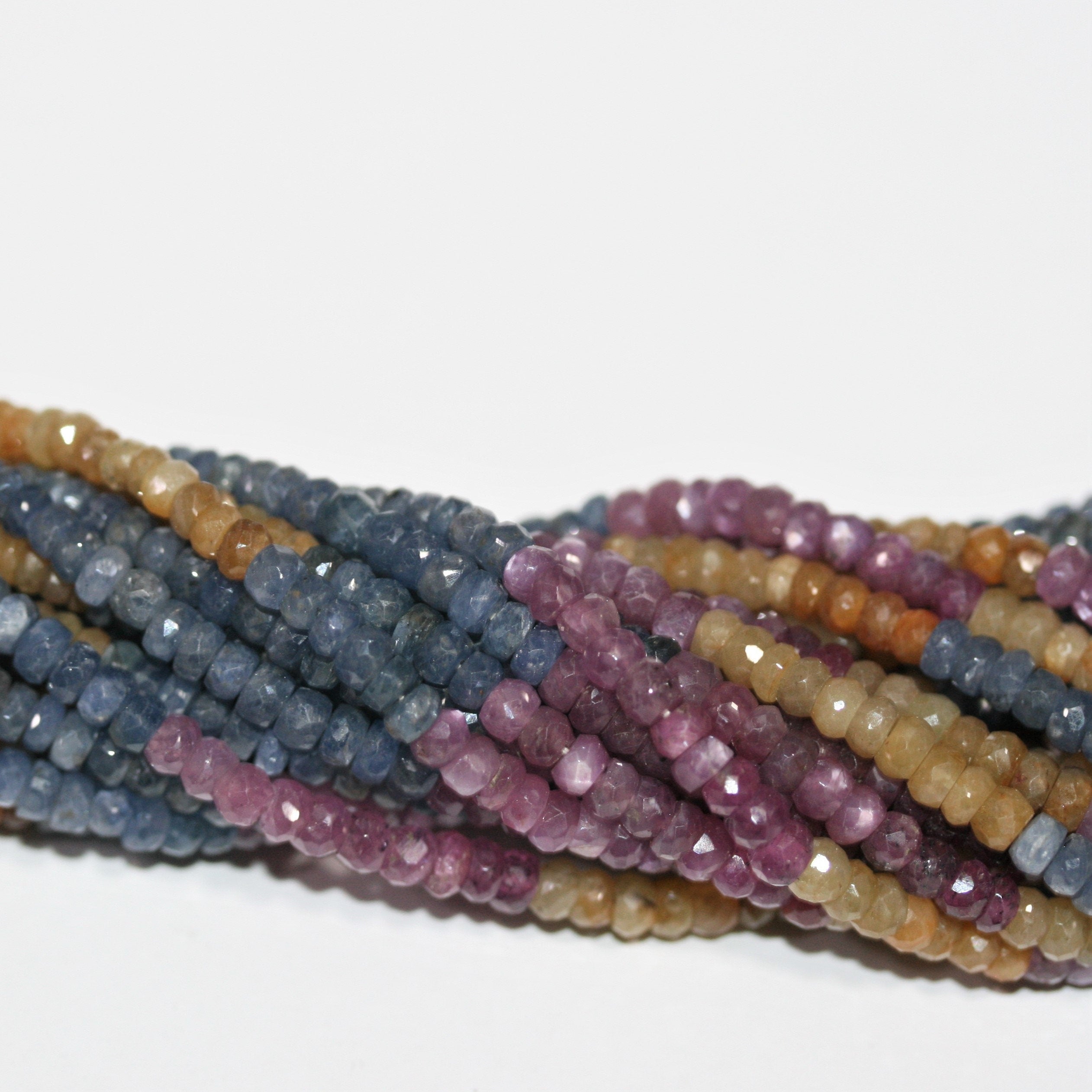 Cuentas redondas facetadas graduadas de rubí y zafiro de 20" de St., de 3 x 2 a 5 x 3 mm. Longitud aproximada: tira de 52 cm.