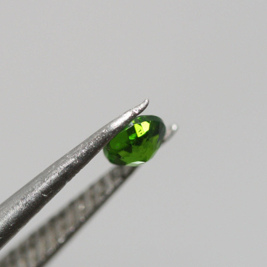 Lote de 18 cuentas de diópsido cromado facetadas redondas de 4 mm. (18 piezas)